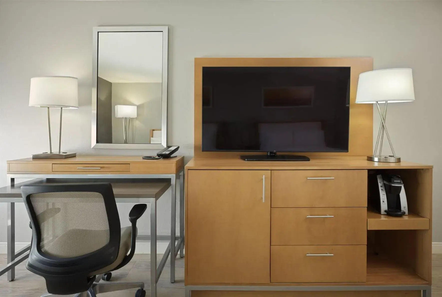 King Room with Roll-In Shower - Disability Access in Holiday Inn St Louis SW - Route 66 by IHG King Room with Roll-In Shower - Disability Access in Holiday Inn St Louis SW - Route 66 by IHG