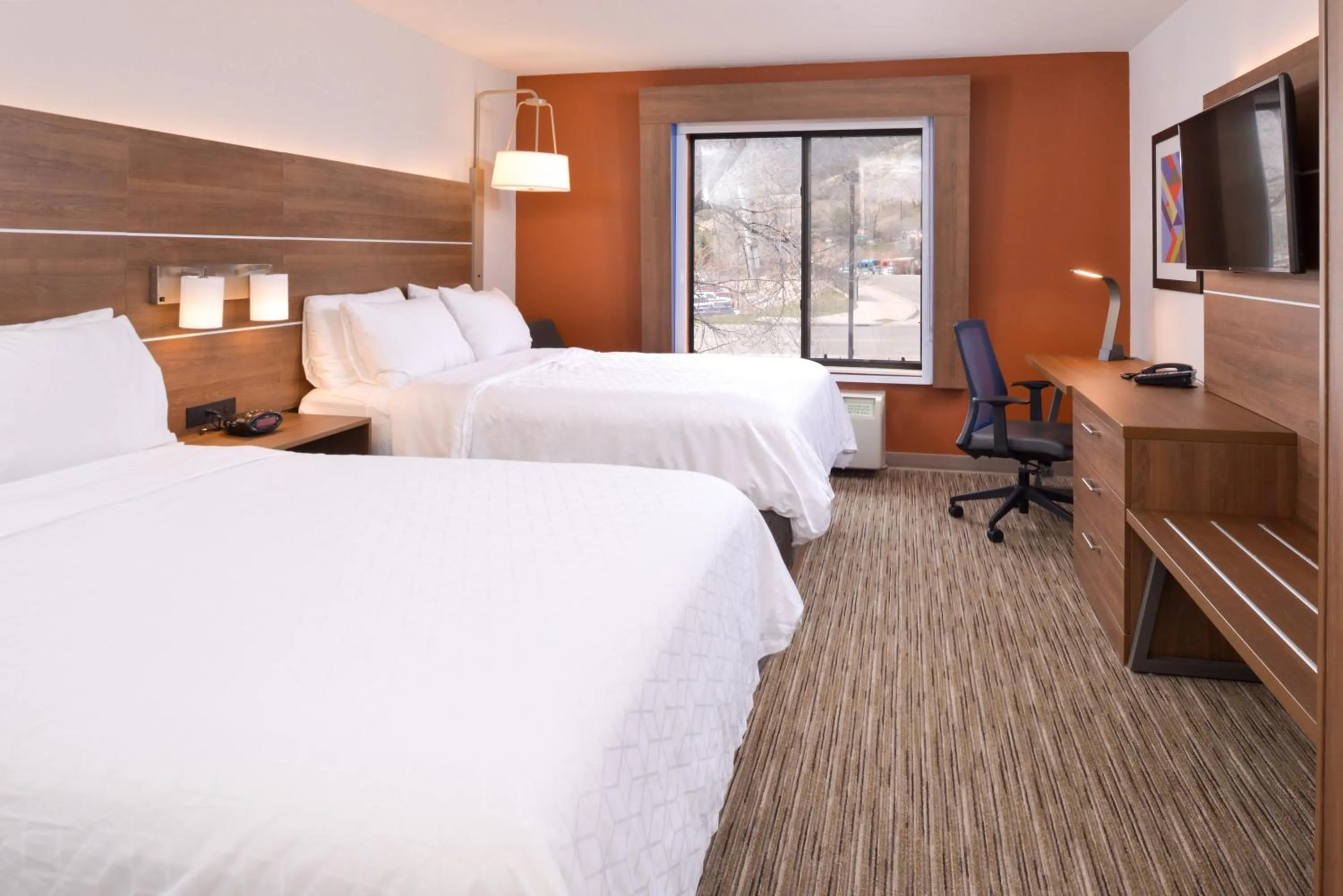 Photo of the whole room, Bed in Holiday Inn Express Glenwood Springs Aspen Area by IHG