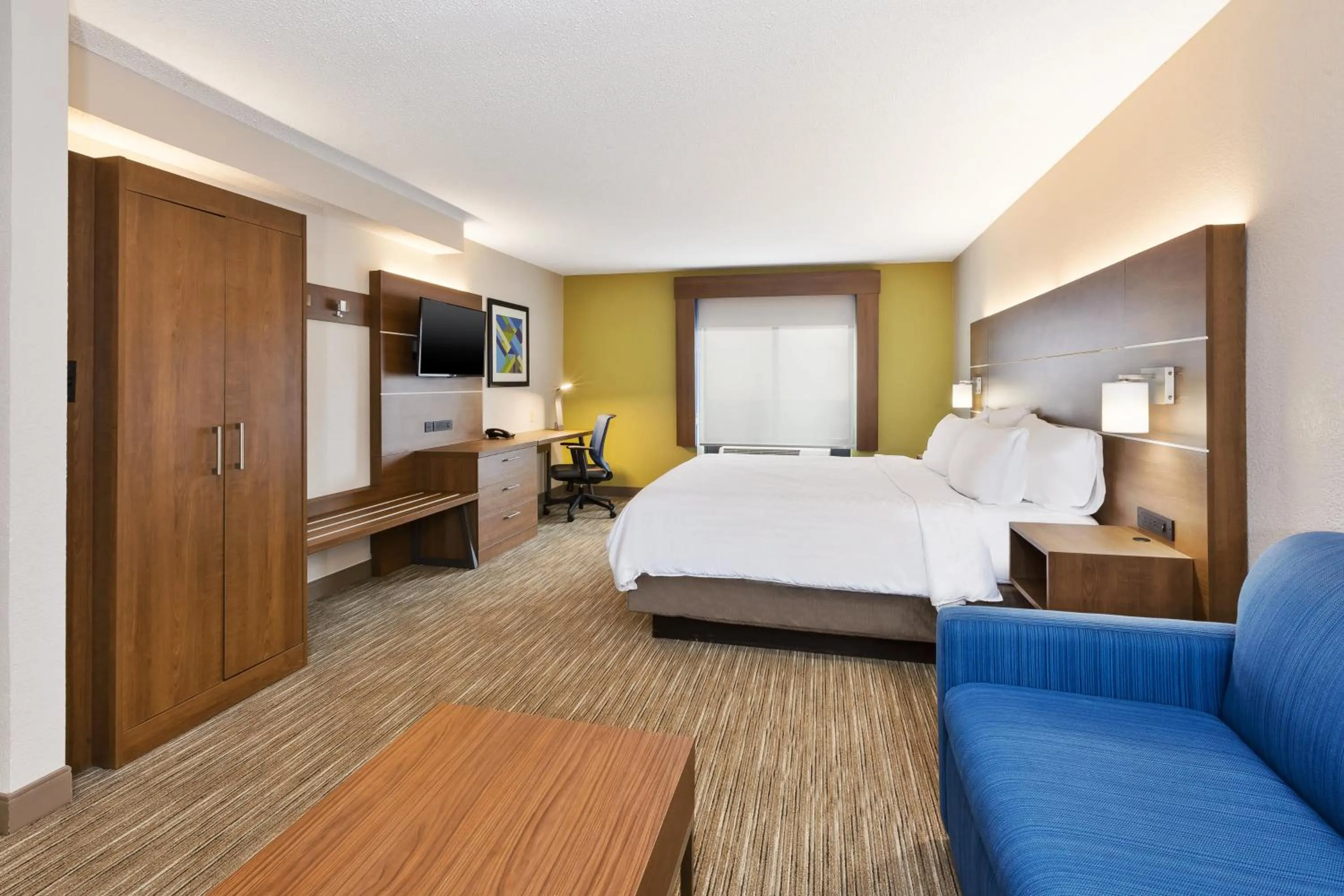 Photo of the whole room, Bed in Holiday Inn Express & Suites Chesapeake by IHG