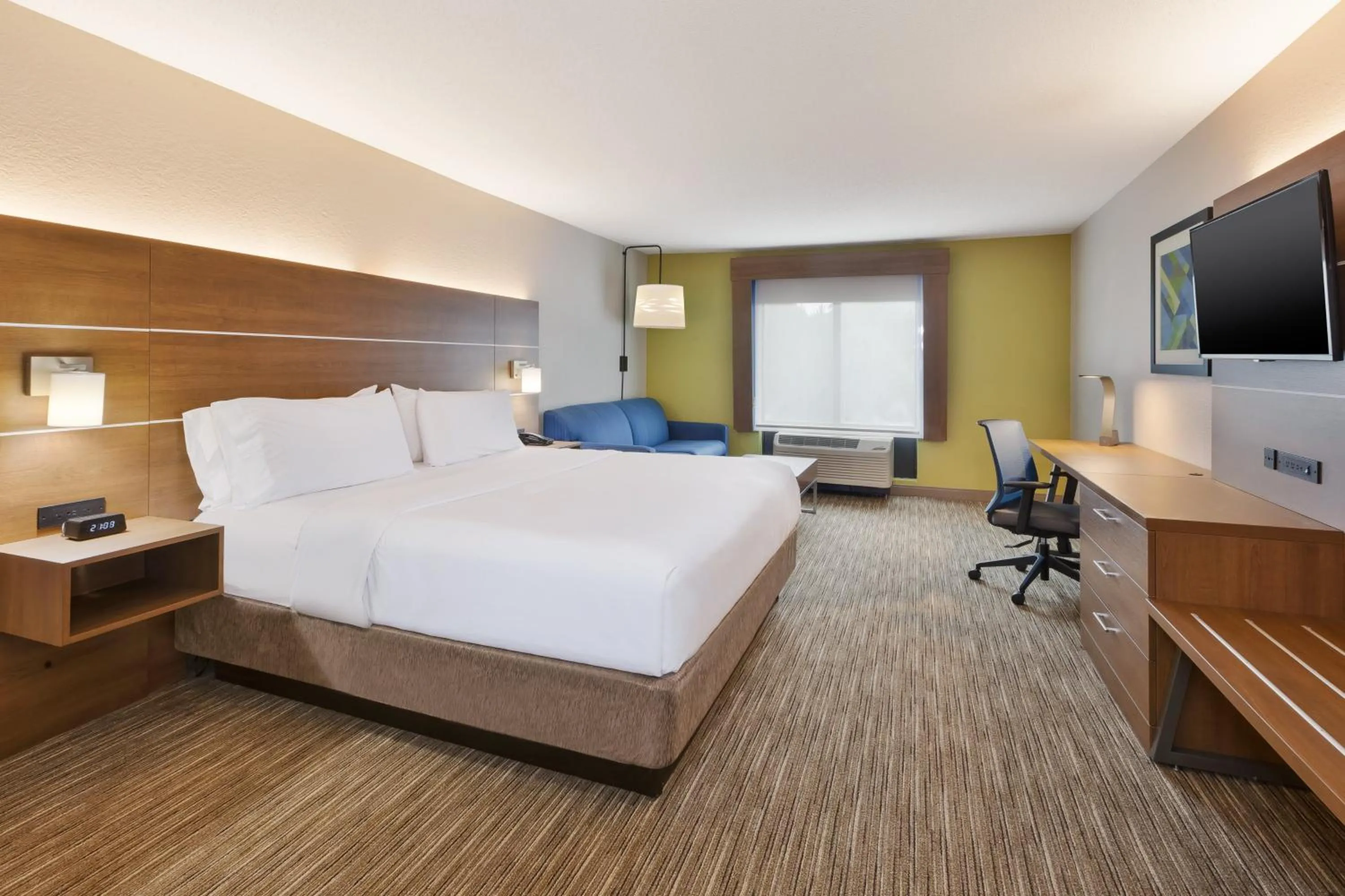 Photo of the whole room, Bed in Holiday Inn Express & Suites Chesapeake by IHG