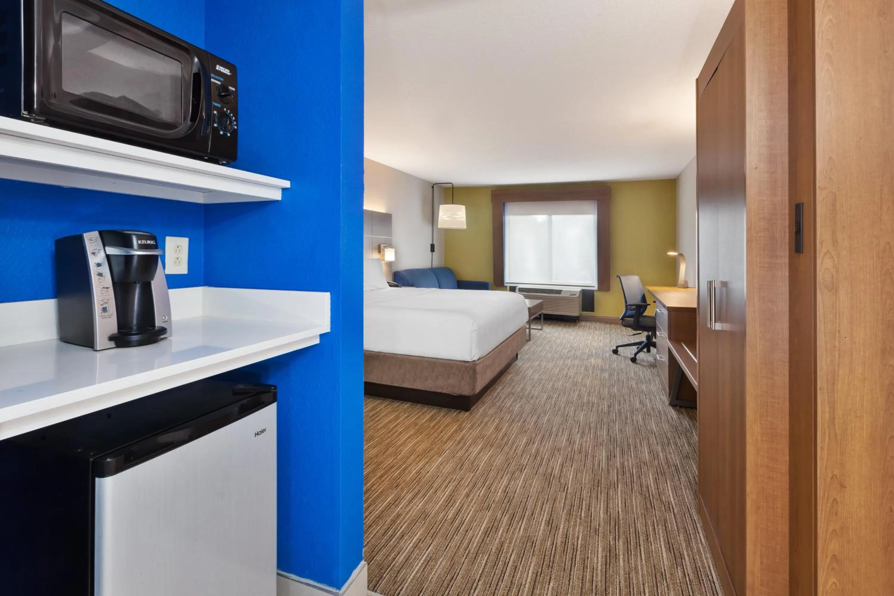 Photo of the whole room, Bed in Holiday Inn Express & Suites Chesapeake by IHG