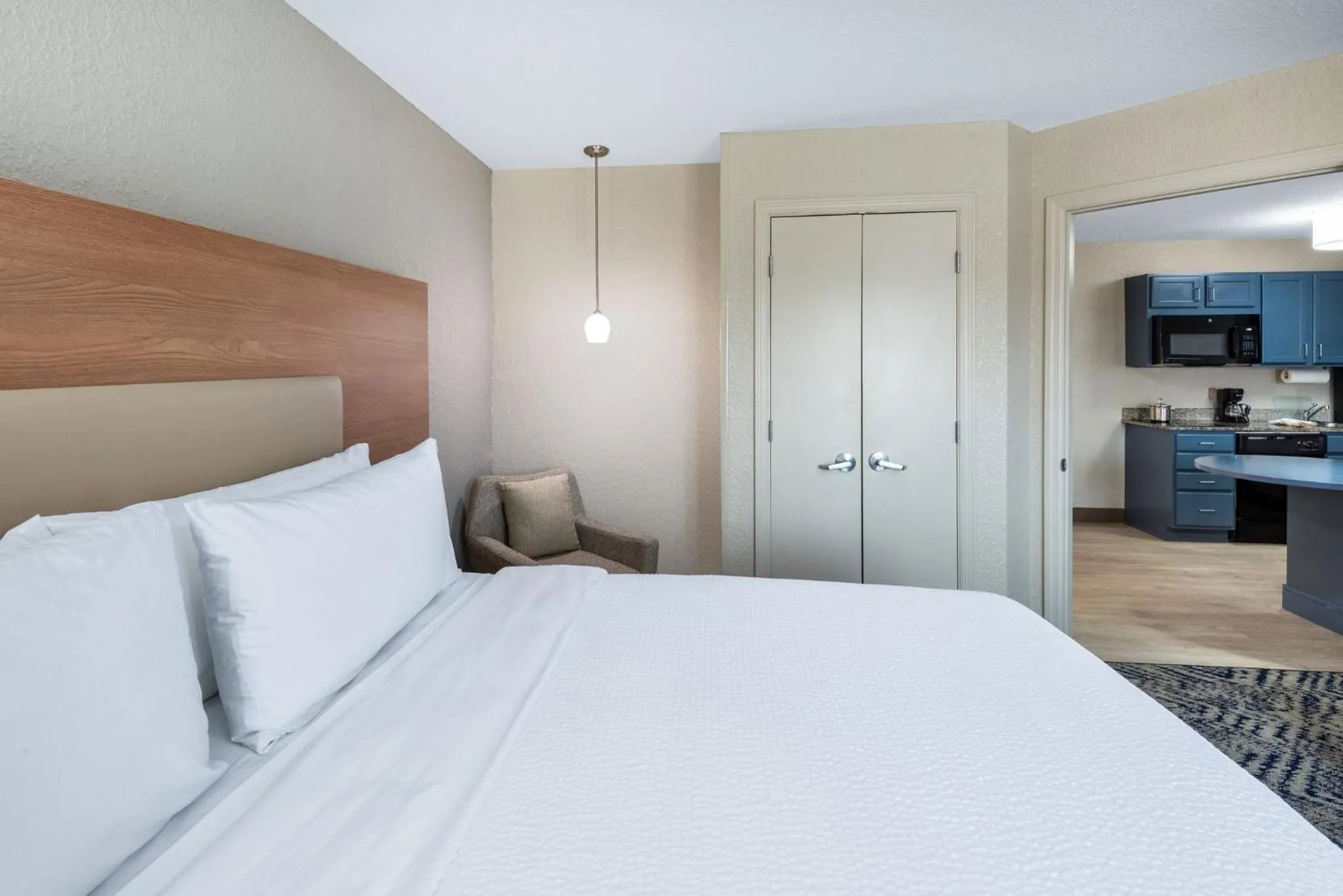 Photo of the whole room, Bed in Candlewood Suites Chesapeake-Suffolk by IHG