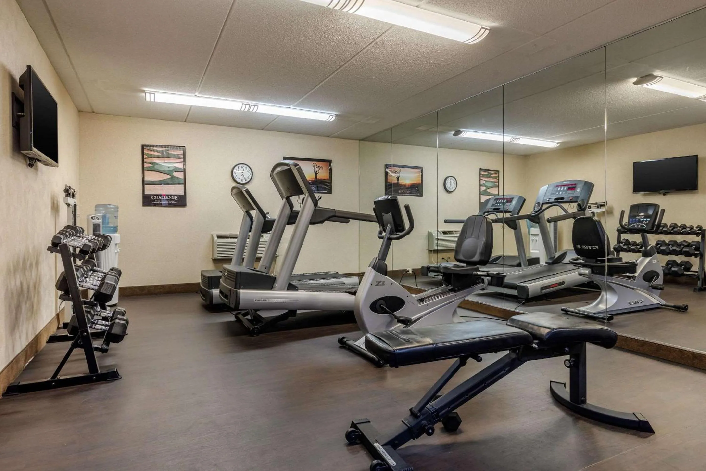 Fitness centre/facilities in Suburban Studios Arlington Heights Elk Grove