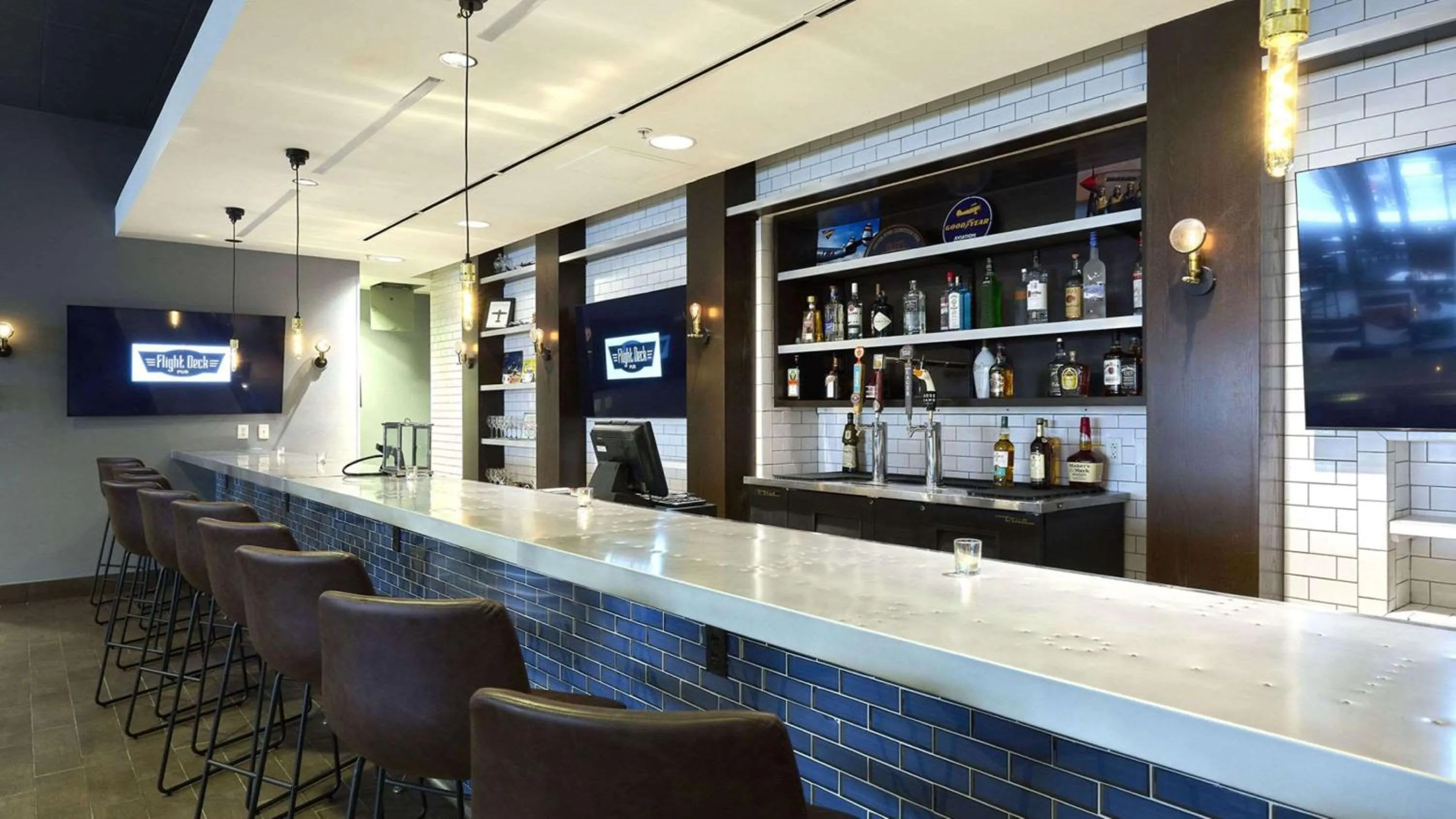 Restaurant/places to eat in Aviator Hotel & Suites, BW Signature Collection