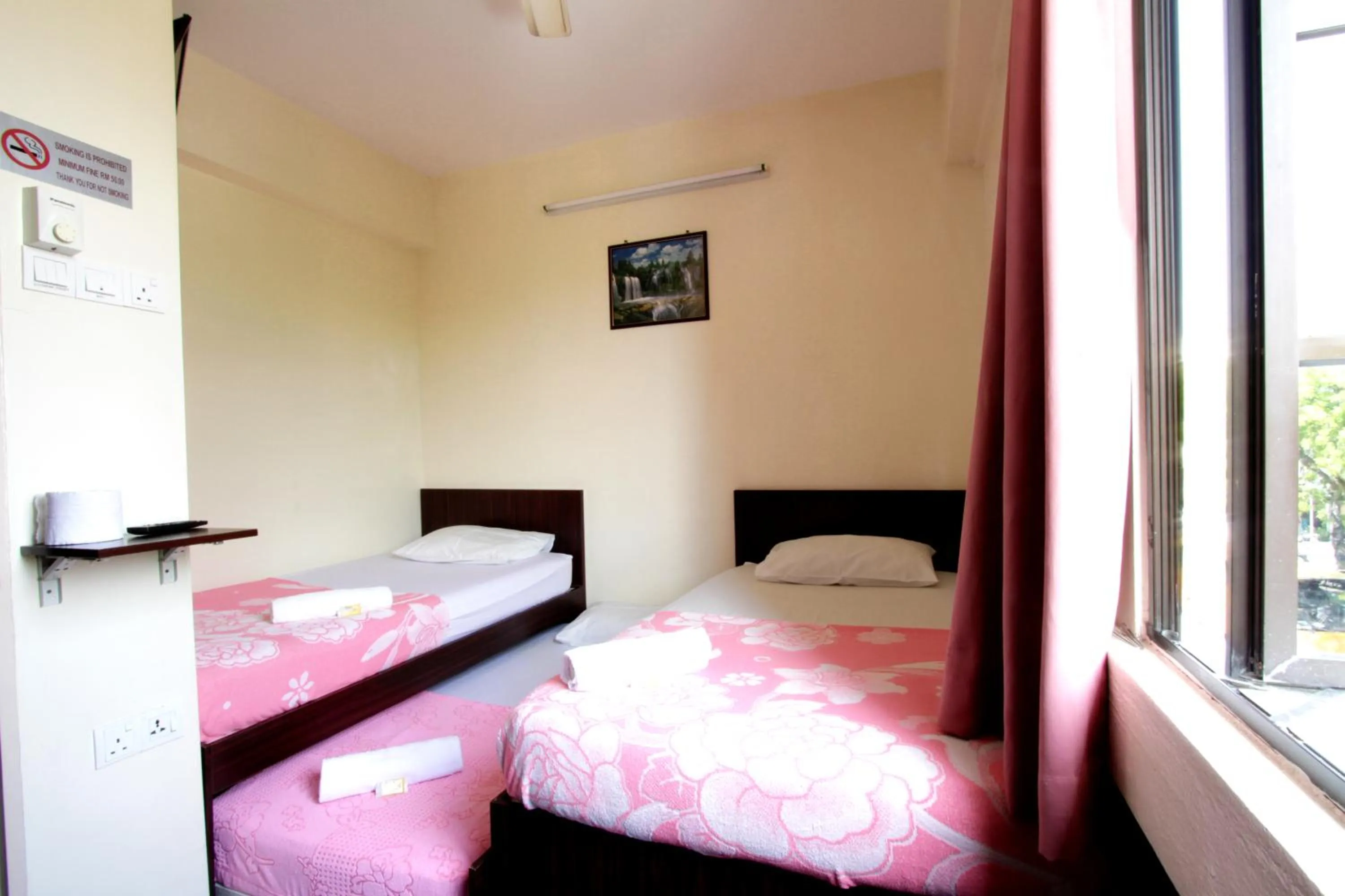 Photo of the whole room, Bed in Broadway Budget Hotel