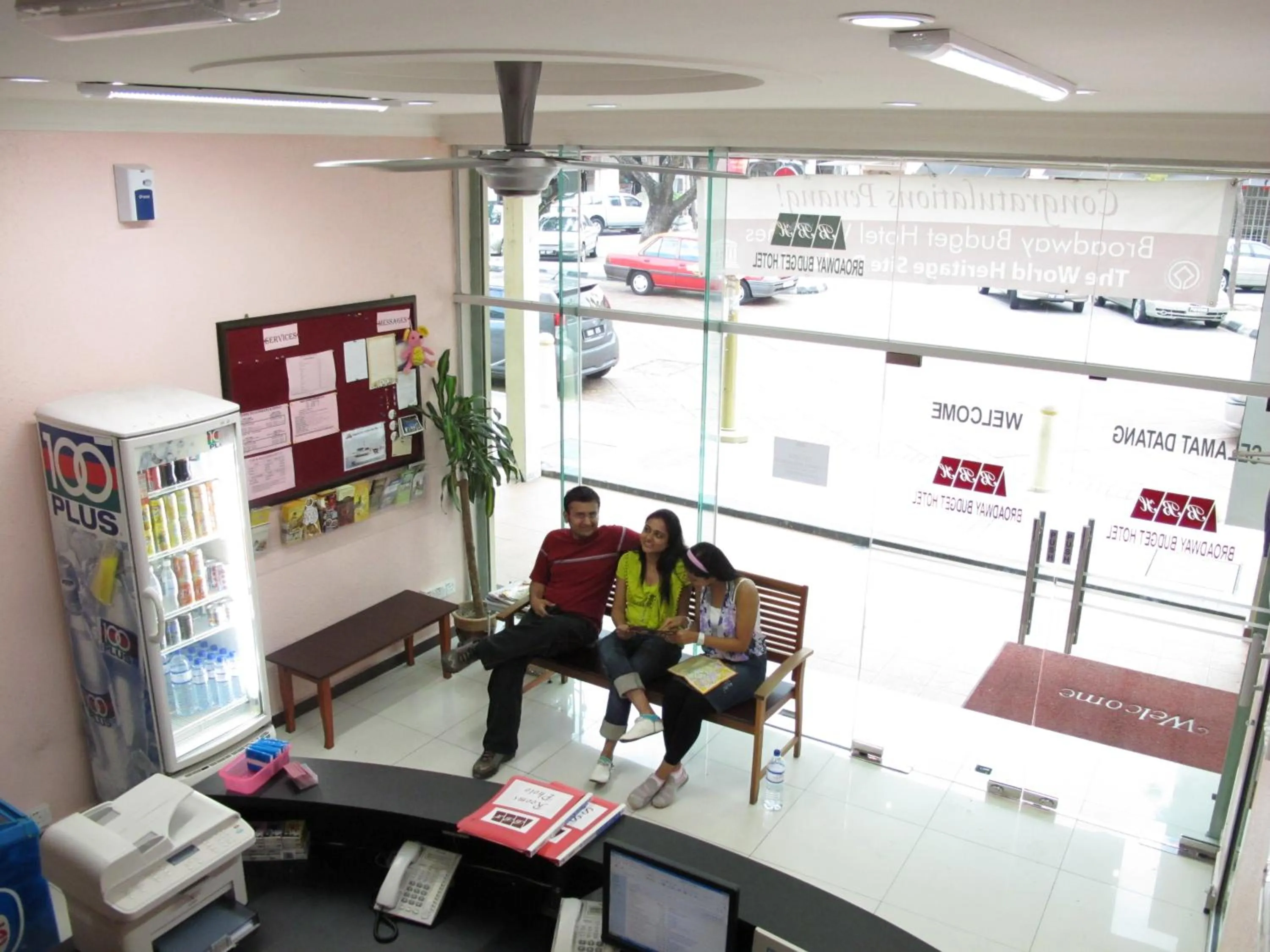Communal lounge/ TV room in Broadway Budget Hotel