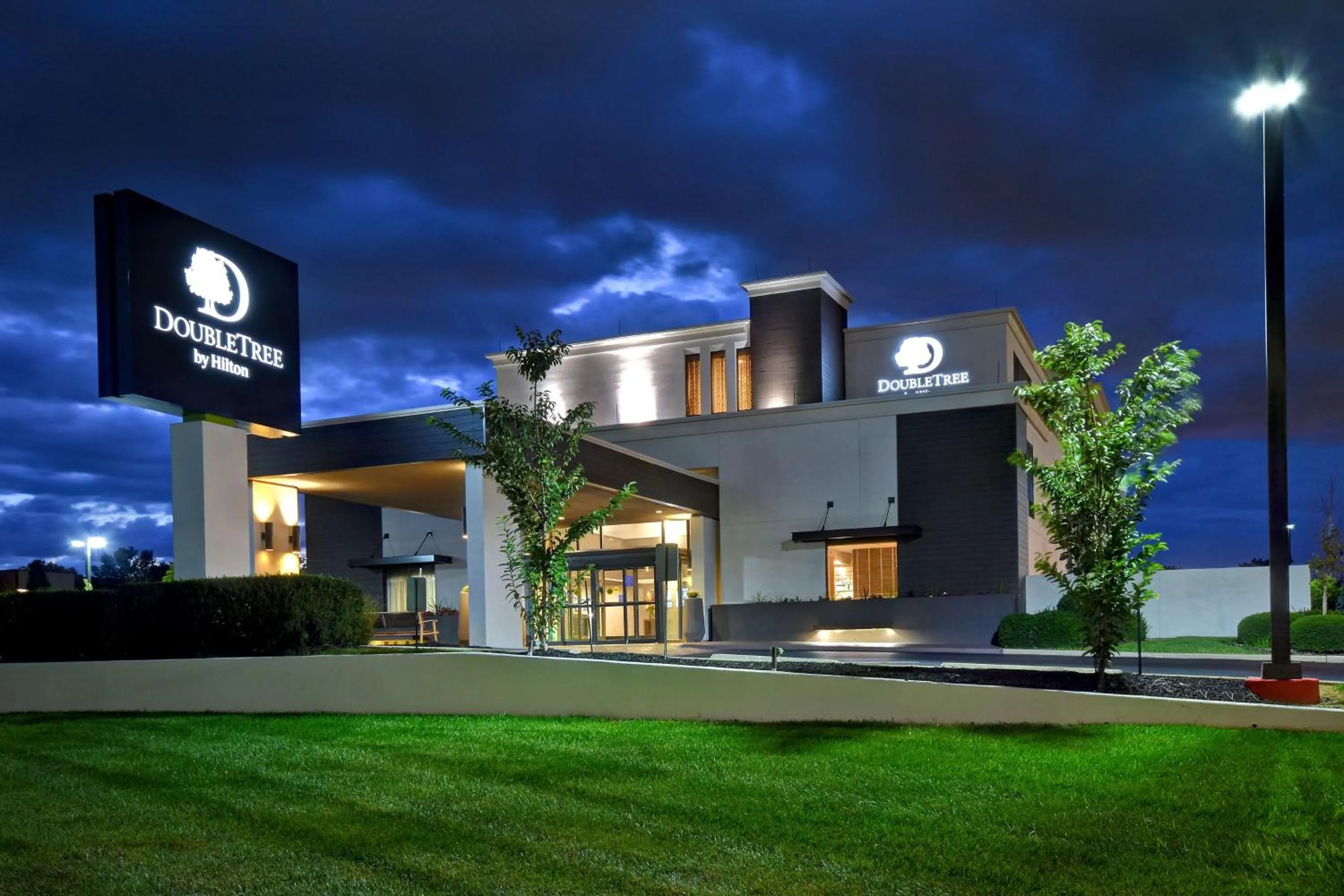 Property building in DoubleTree by Hilton St. Louis Airport, MO