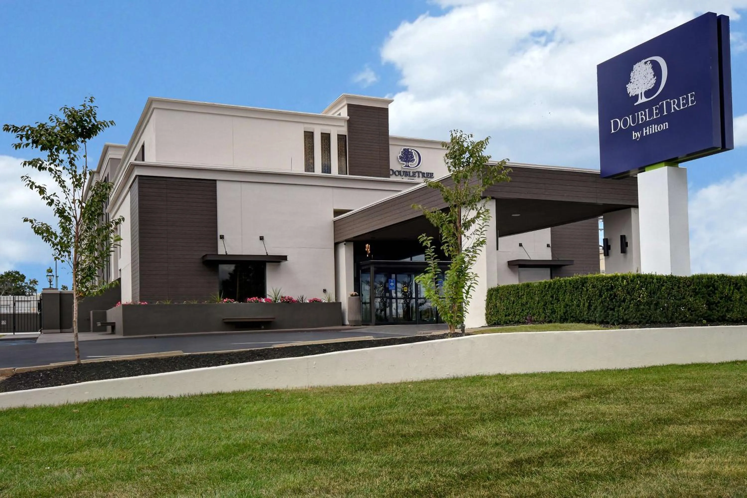 Property building in DoubleTree by Hilton St. Louis Airport, MO