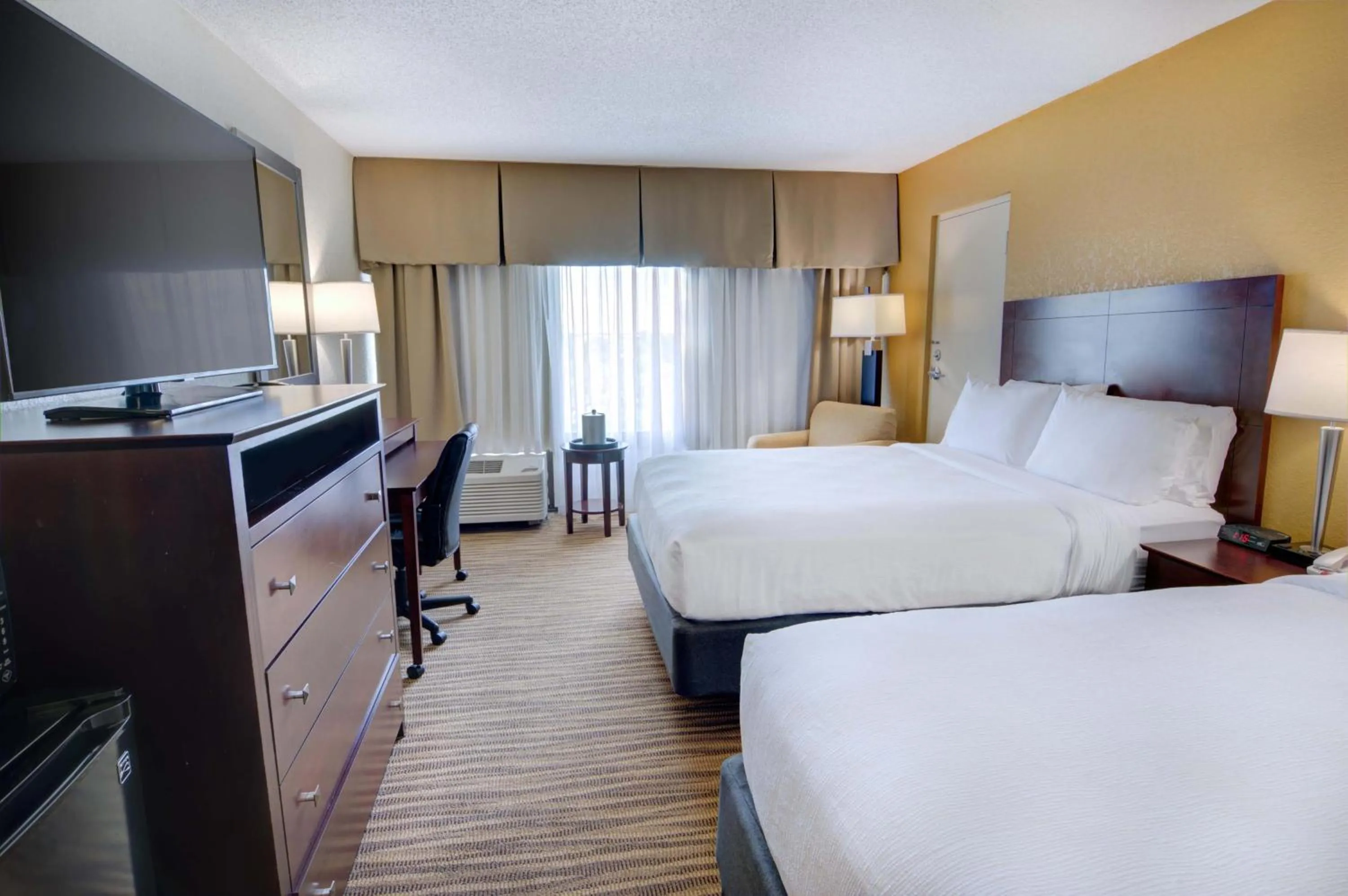 Photo of the whole room, Bed in Holiday Inn St. Petersburg N - Clearwater by IHG