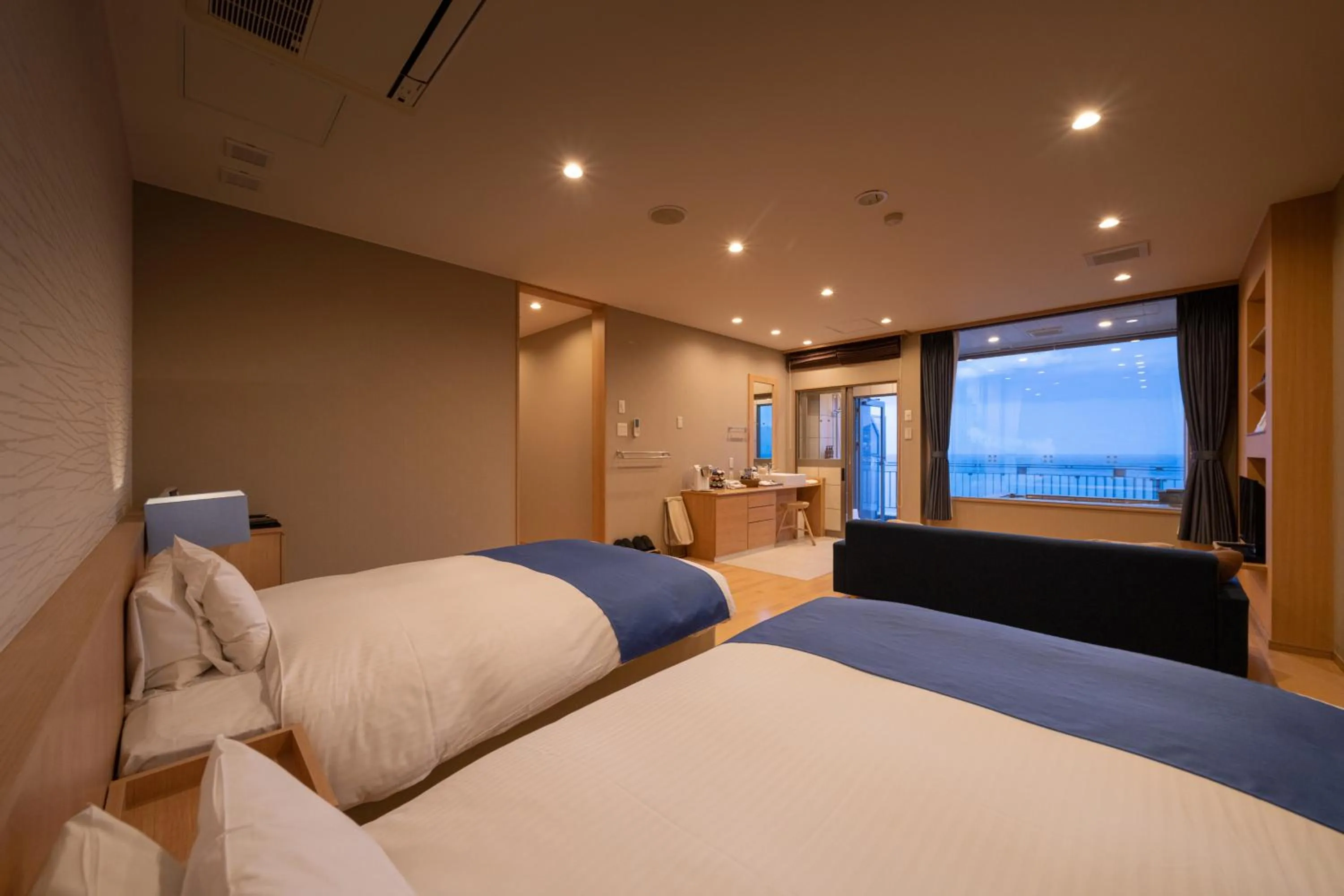 Photo of the whole room, Bed in Auberge Fontaine Bleau Atami