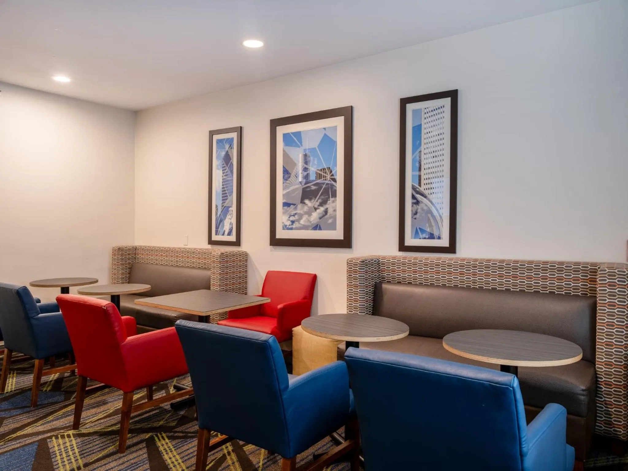 Property building in Holiday Inn Express & Suites Chicago-Libertyville by IHG