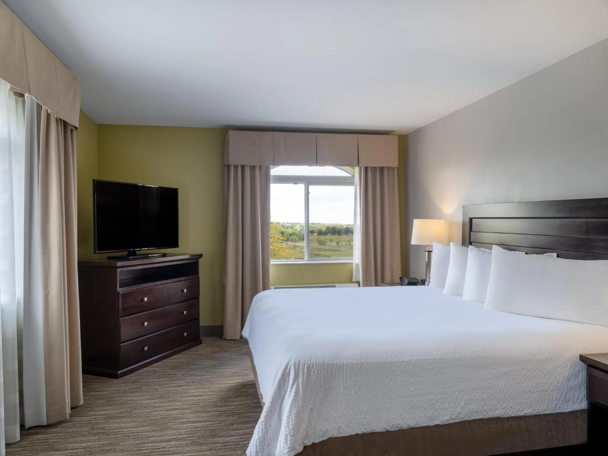 Photo of the whole room, Bed in Holiday Inn Express & Suites Chicago-Libertyville by IHG