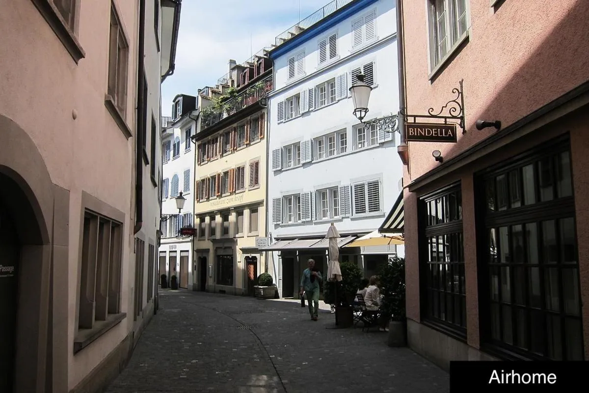 Facade/entrance in Paradeplatz Apartment by Airhome