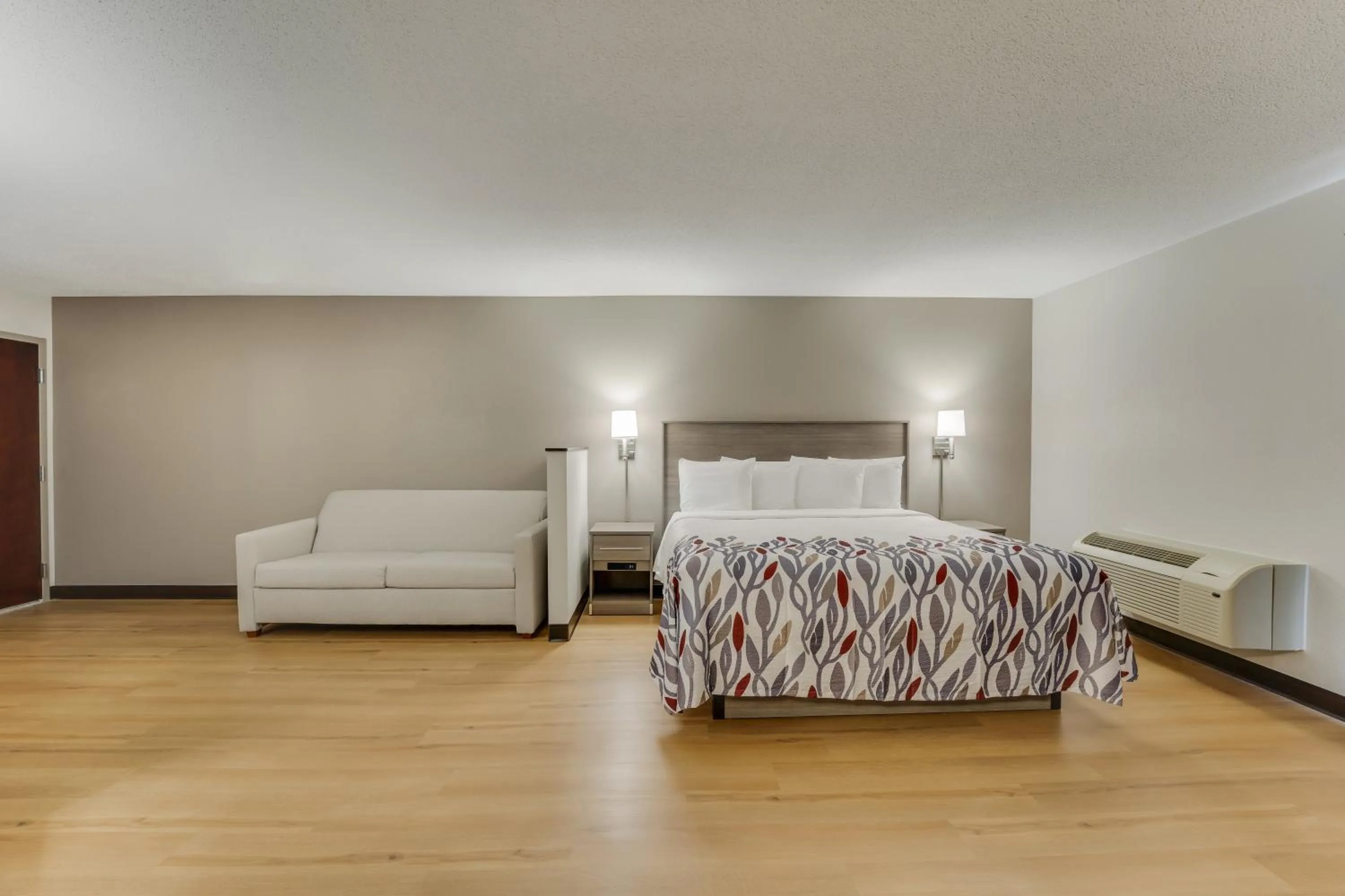 Bedroom in Red Roof Inn & Suites Newport - Middletown, RI
