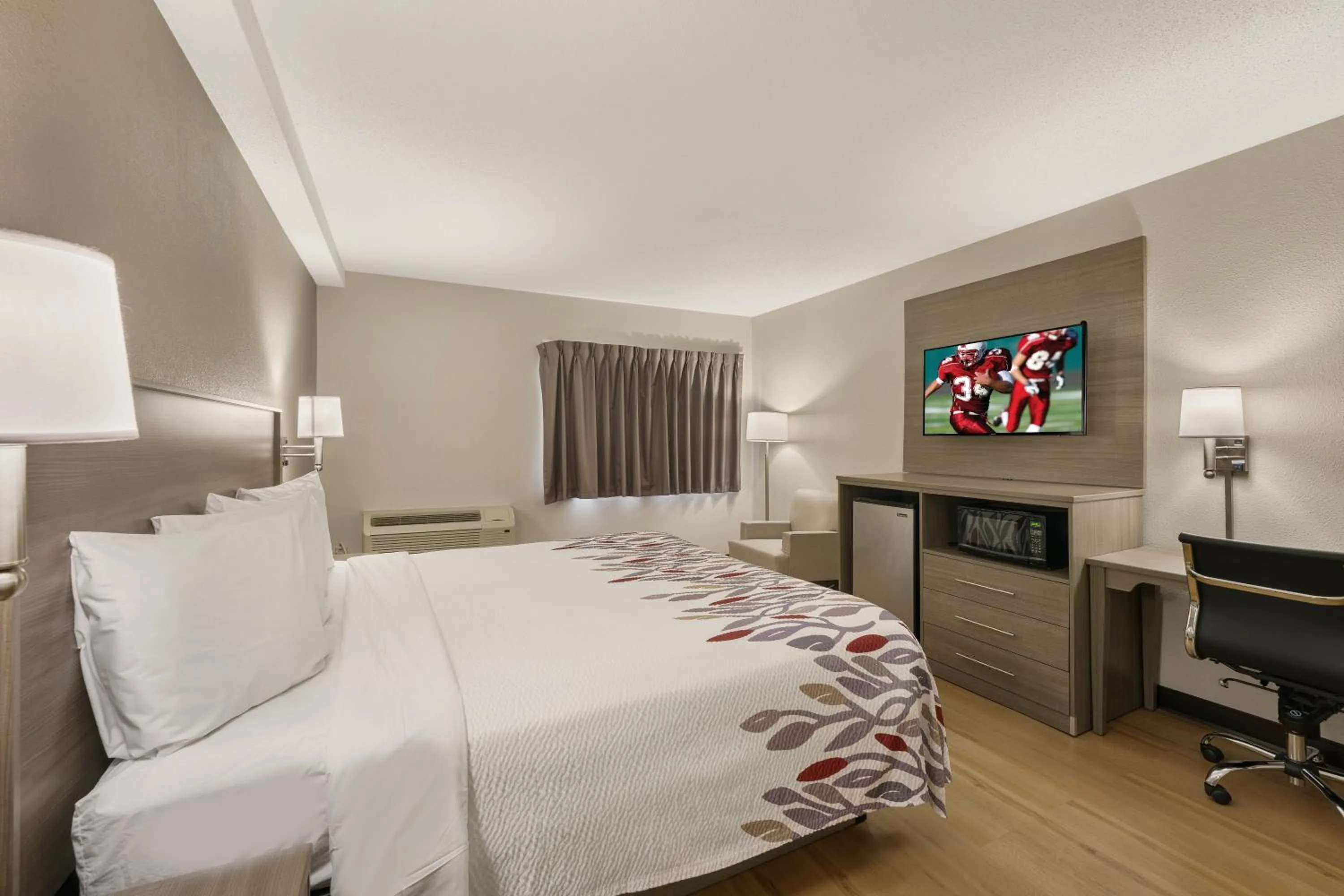 Bedroom in Red Roof Inn & Suites Newport - Middletown, RI