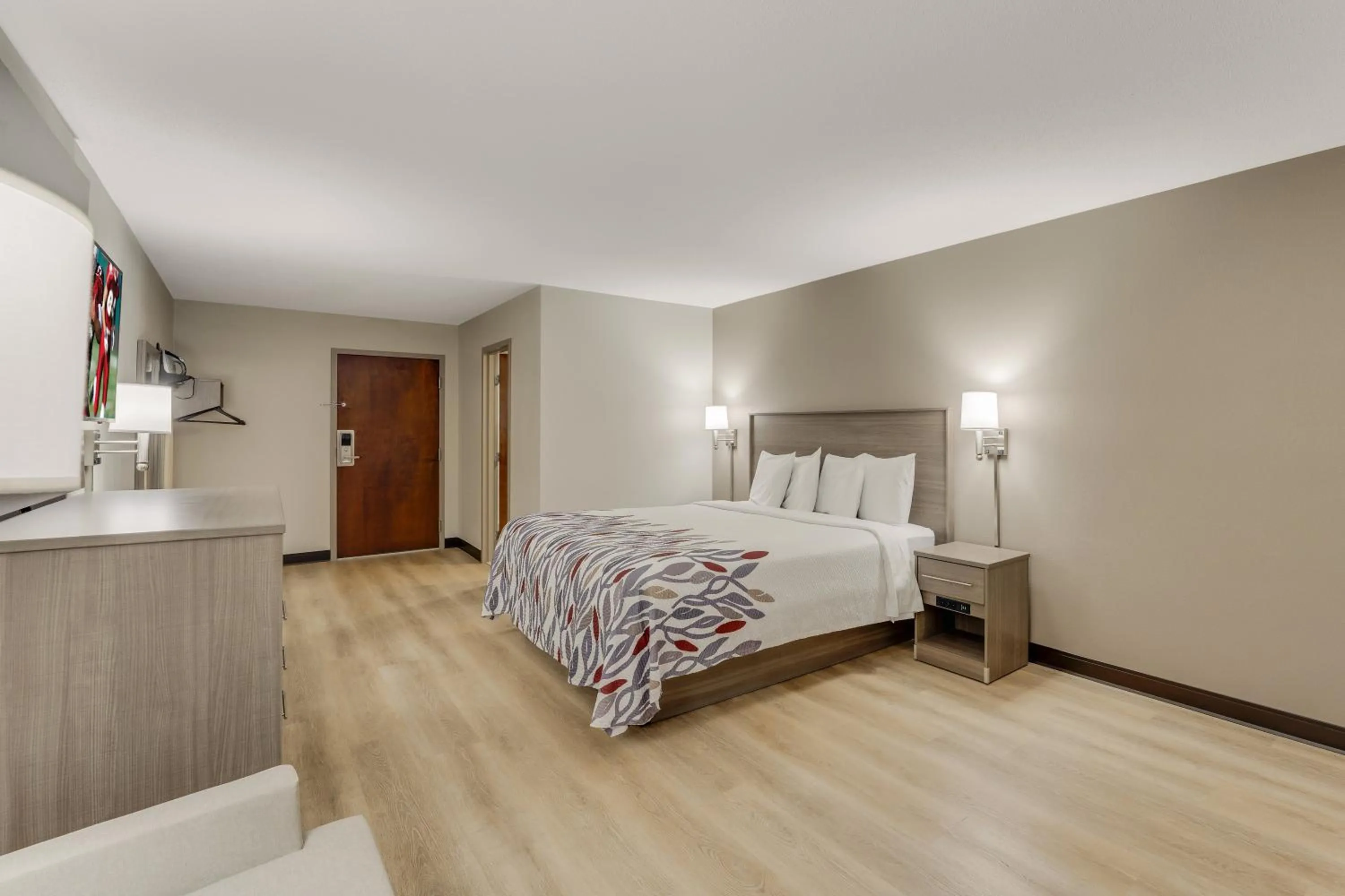 Bedroom in Red Roof Inn & Suites Newport - Middletown, RI