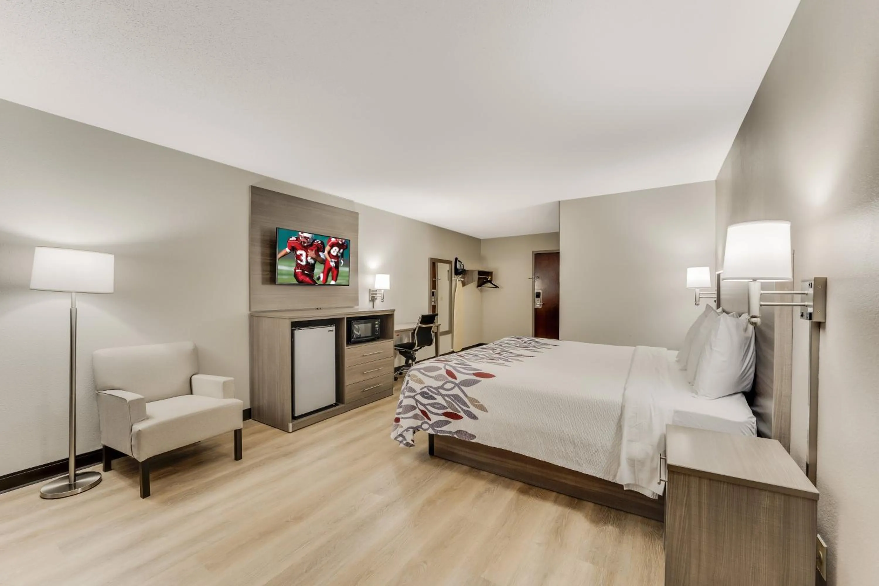 Bedroom in Red Roof Inn & Suites Newport - Middletown, RI