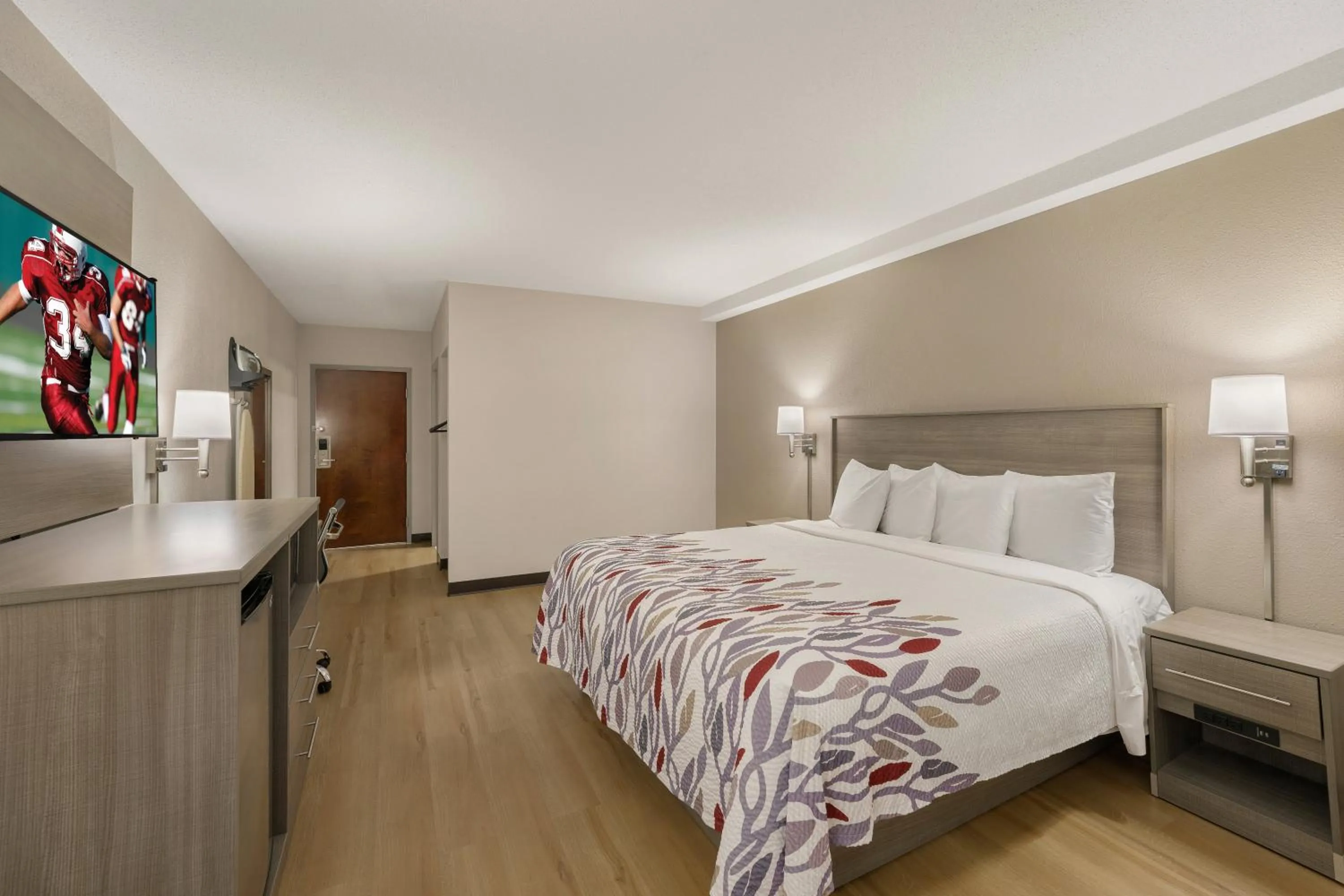 Bedroom in Red Roof Inn & Suites Newport - Middletown, RI