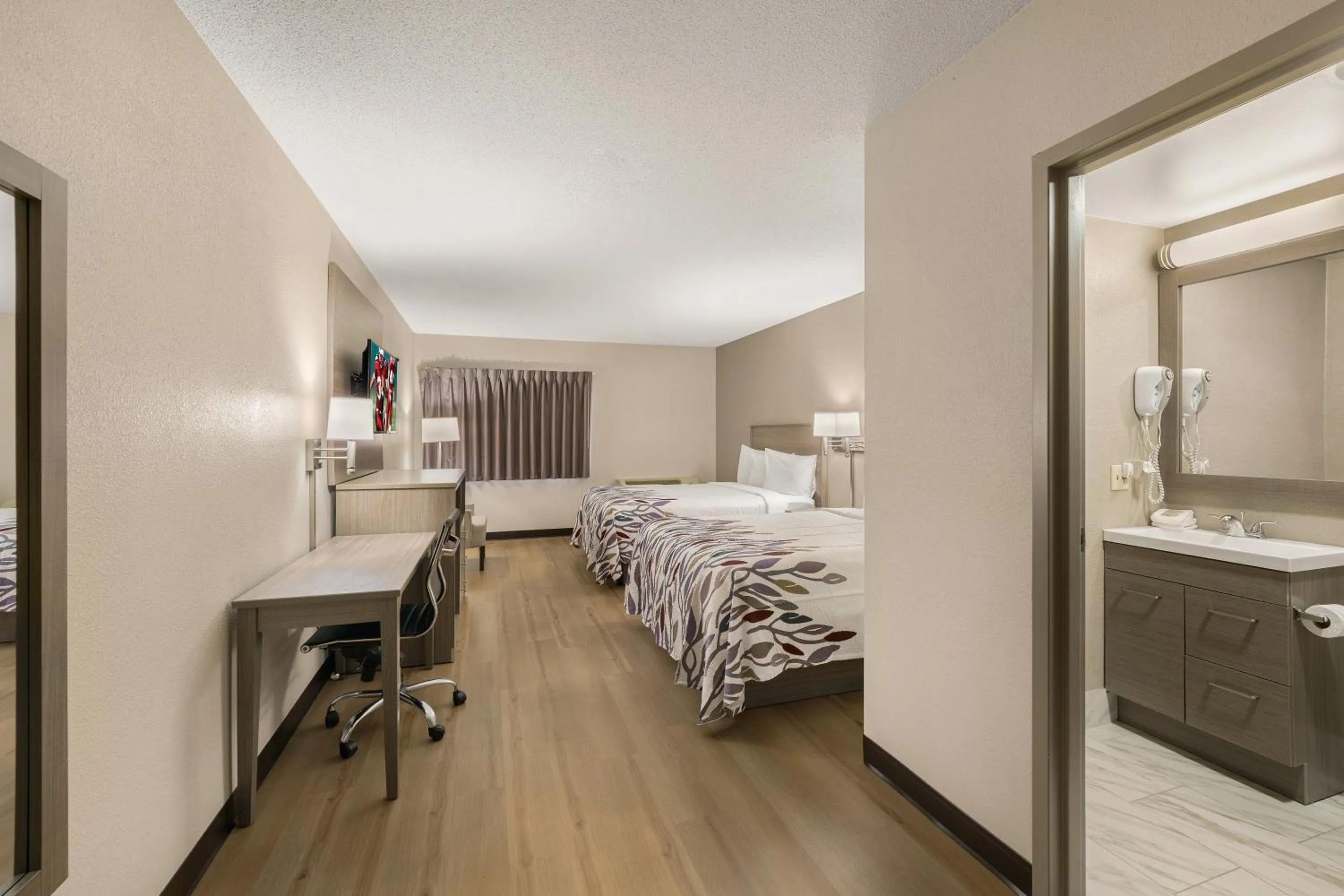 Bedroom in Red Roof Inn & Suites Newport - Middletown, RI