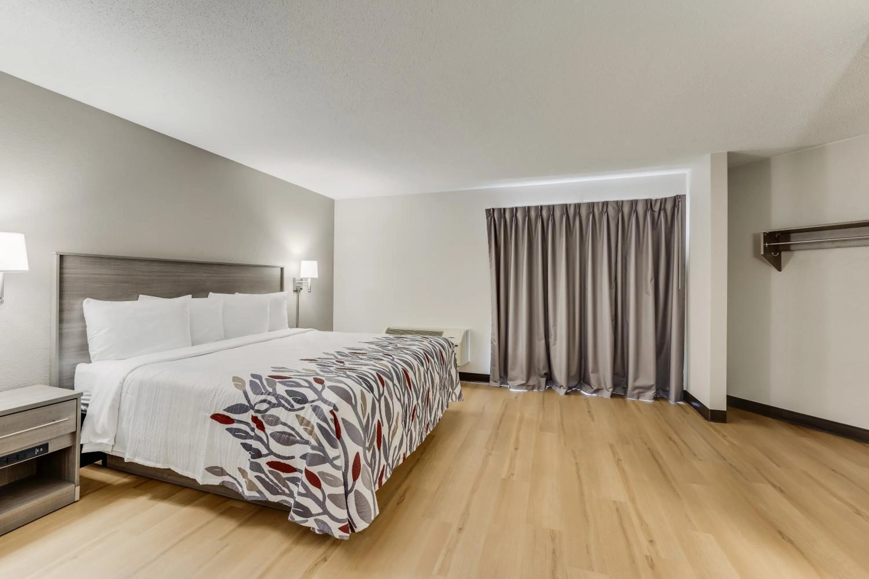 Bedroom in Red Roof Inn & Suites Newport - Middletown, RI