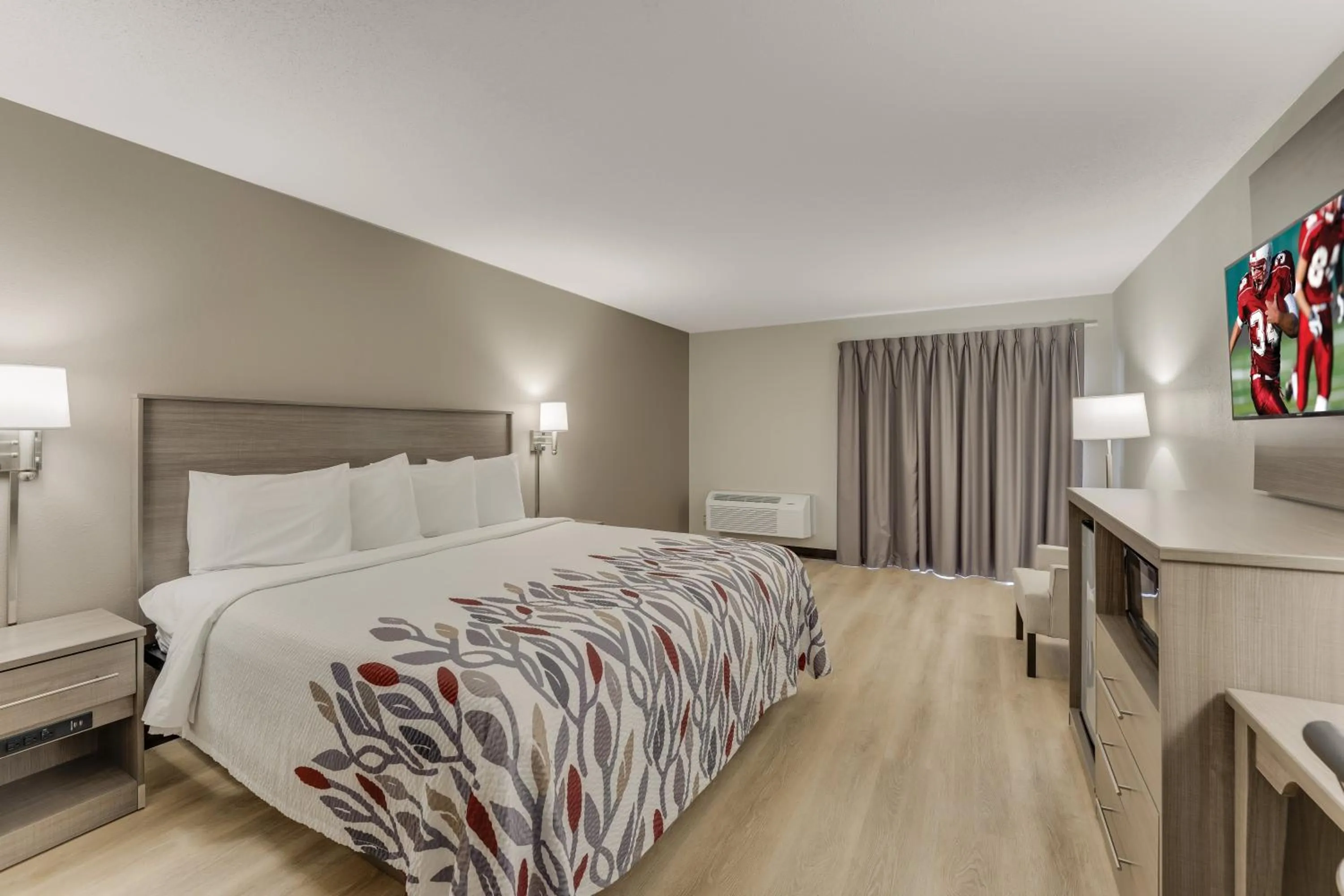 Bedroom in Red Roof Inn & Suites Newport - Middletown, RI