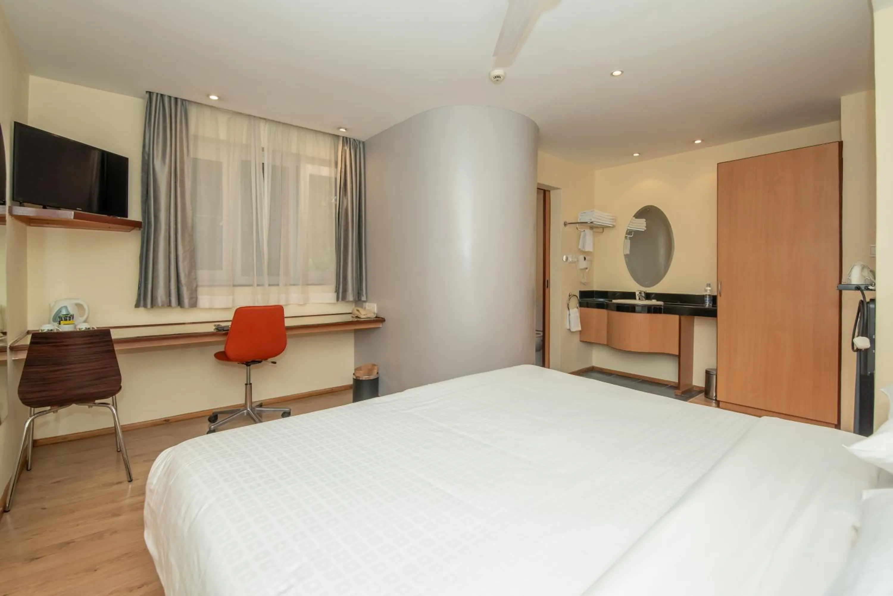 Communal lounge/ TV room, Bed in Best Western Nairobi Upper Hill