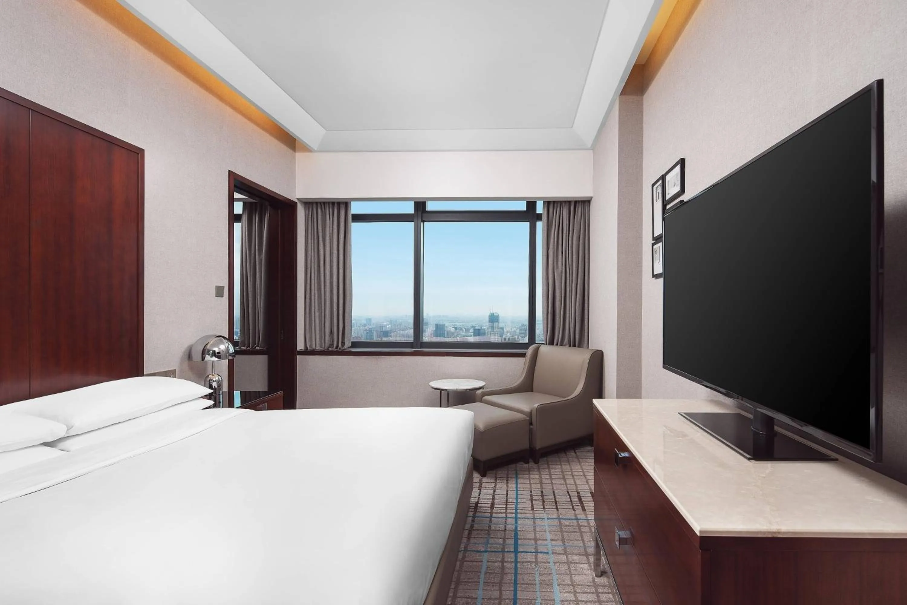 Bedroom, Bed in Renaissance Shanghai Zhongshan Park Hotel