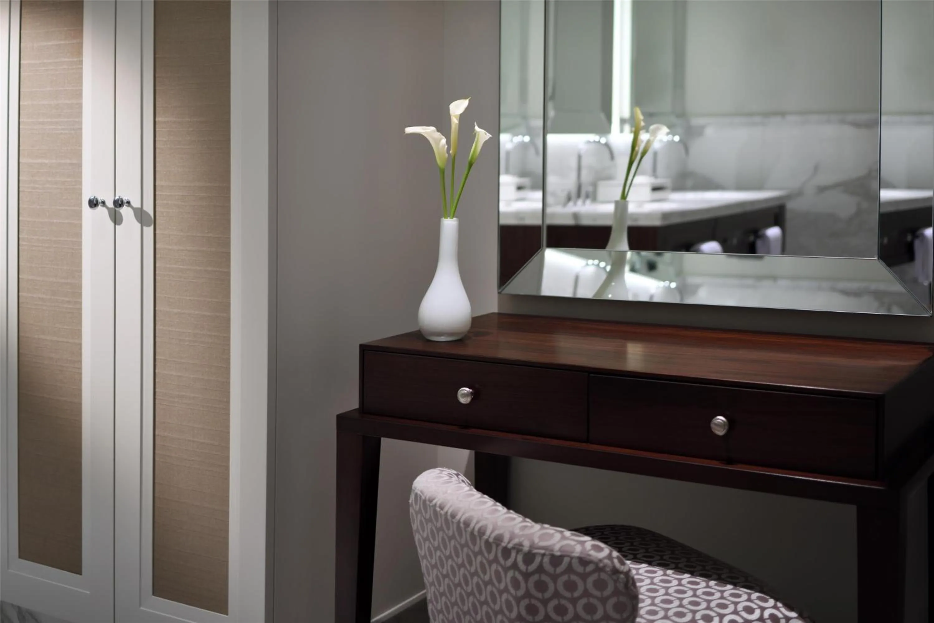 Bedroom, Bed in Kempinski The Boulevard Dubai