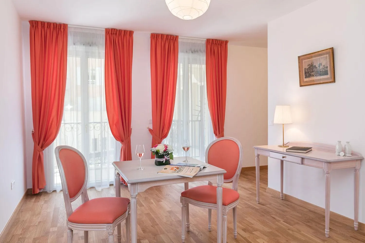 Dining area in Médicis Home Puteaux
