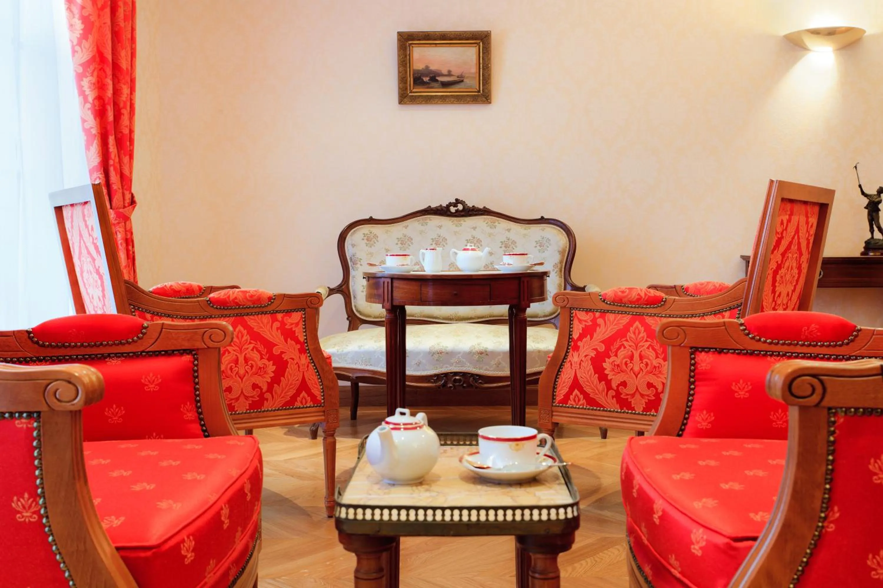 Communal lounge/ TV room in Médicis Home Puteaux