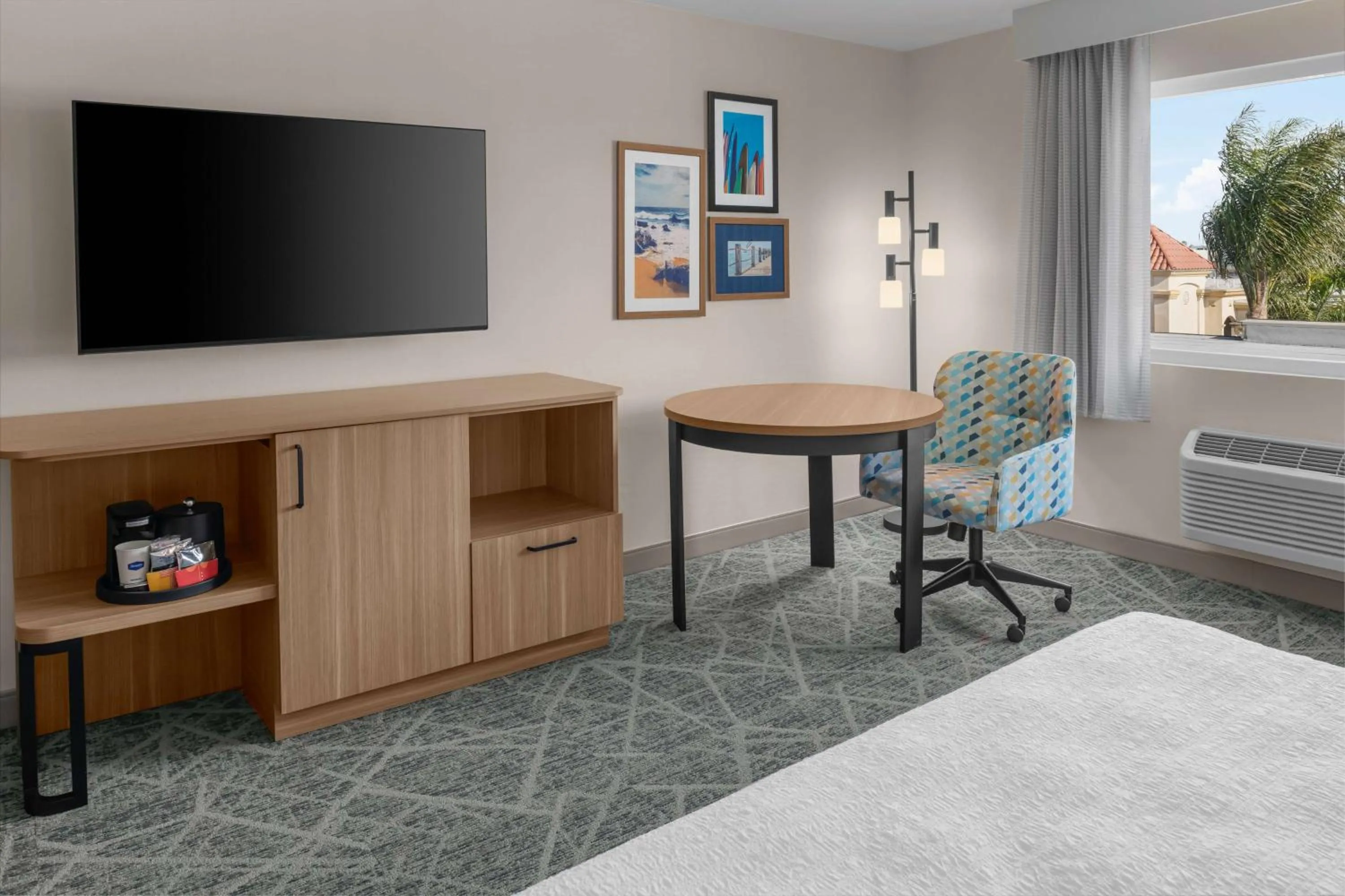 Bedroom, Bed in Hampton Inn by Hilton Costa Mesa Newport Beach