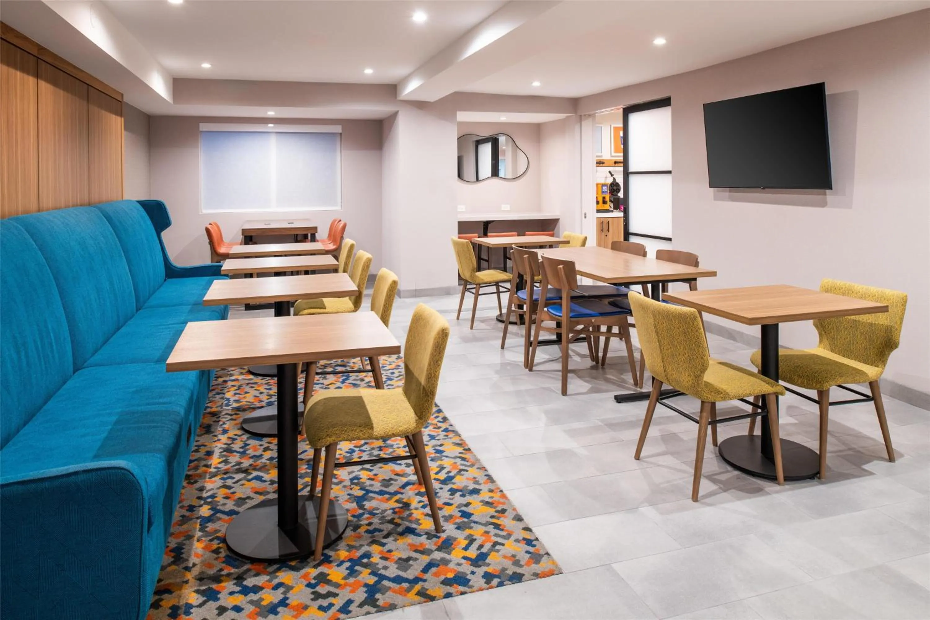 Dining area in Hampton Inn by Hilton Costa Mesa Newport Beach