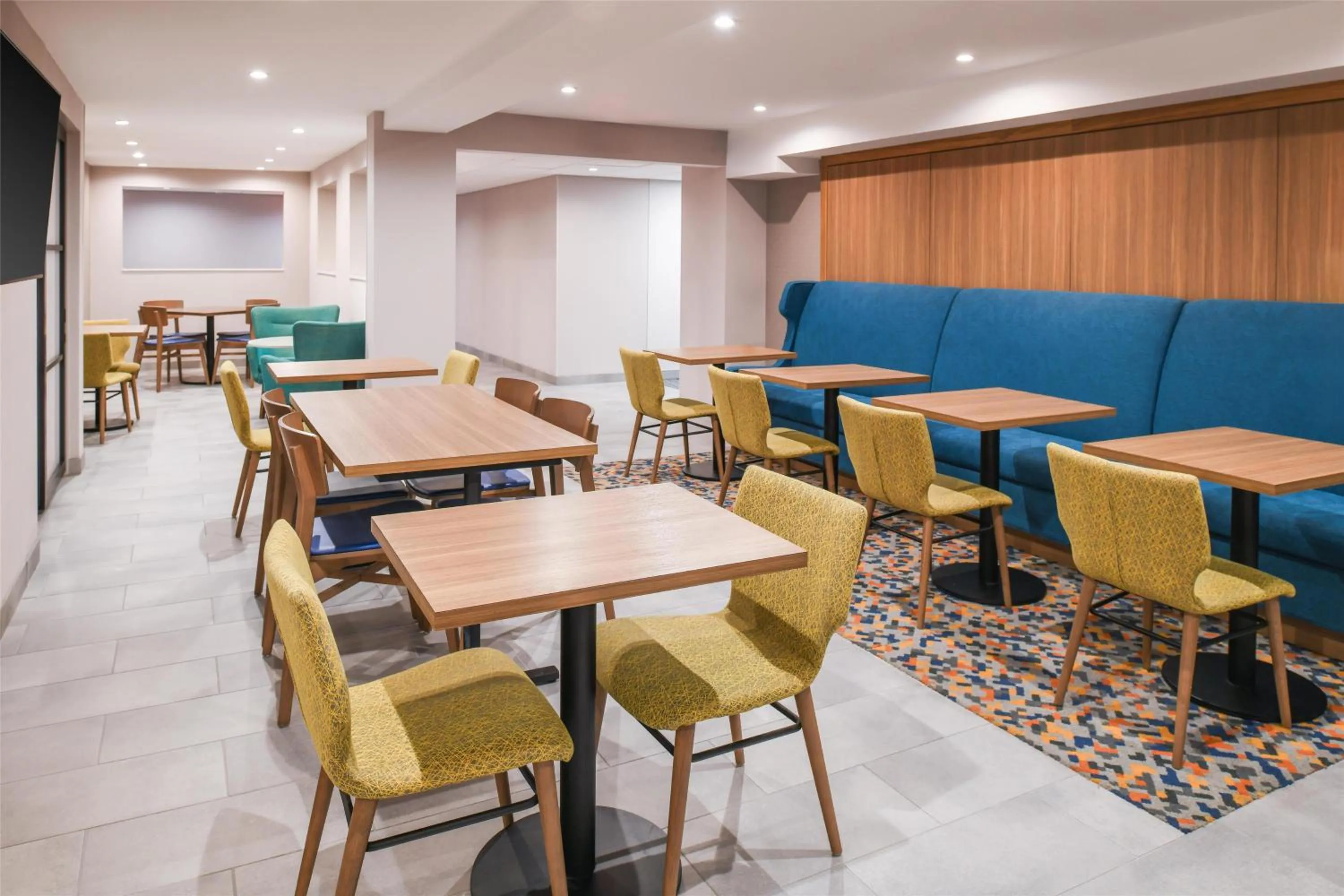 Dining area in Hampton Inn by Hilton Costa Mesa Newport Beach