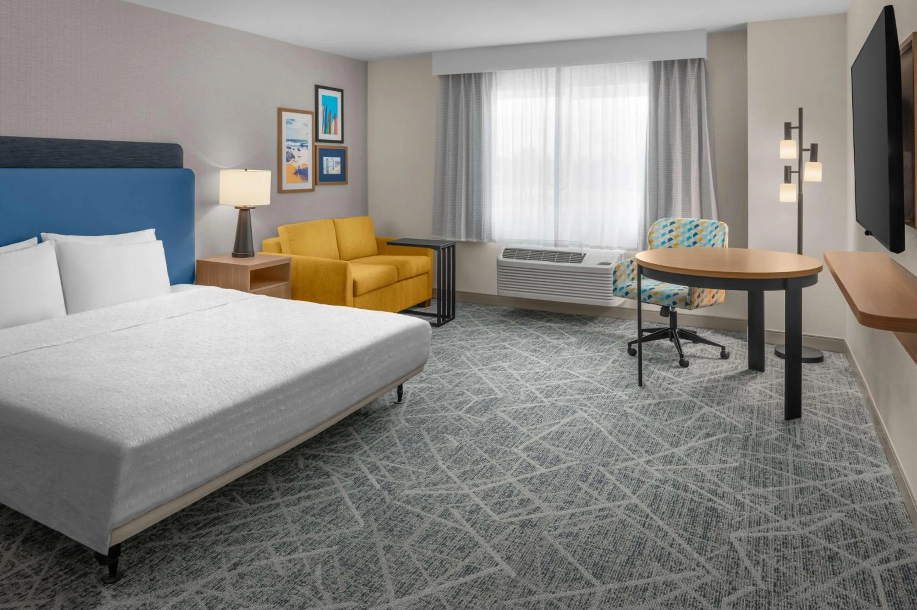 Bedroom, Bed in Hampton Inn by Hilton Costa Mesa Newport Beach