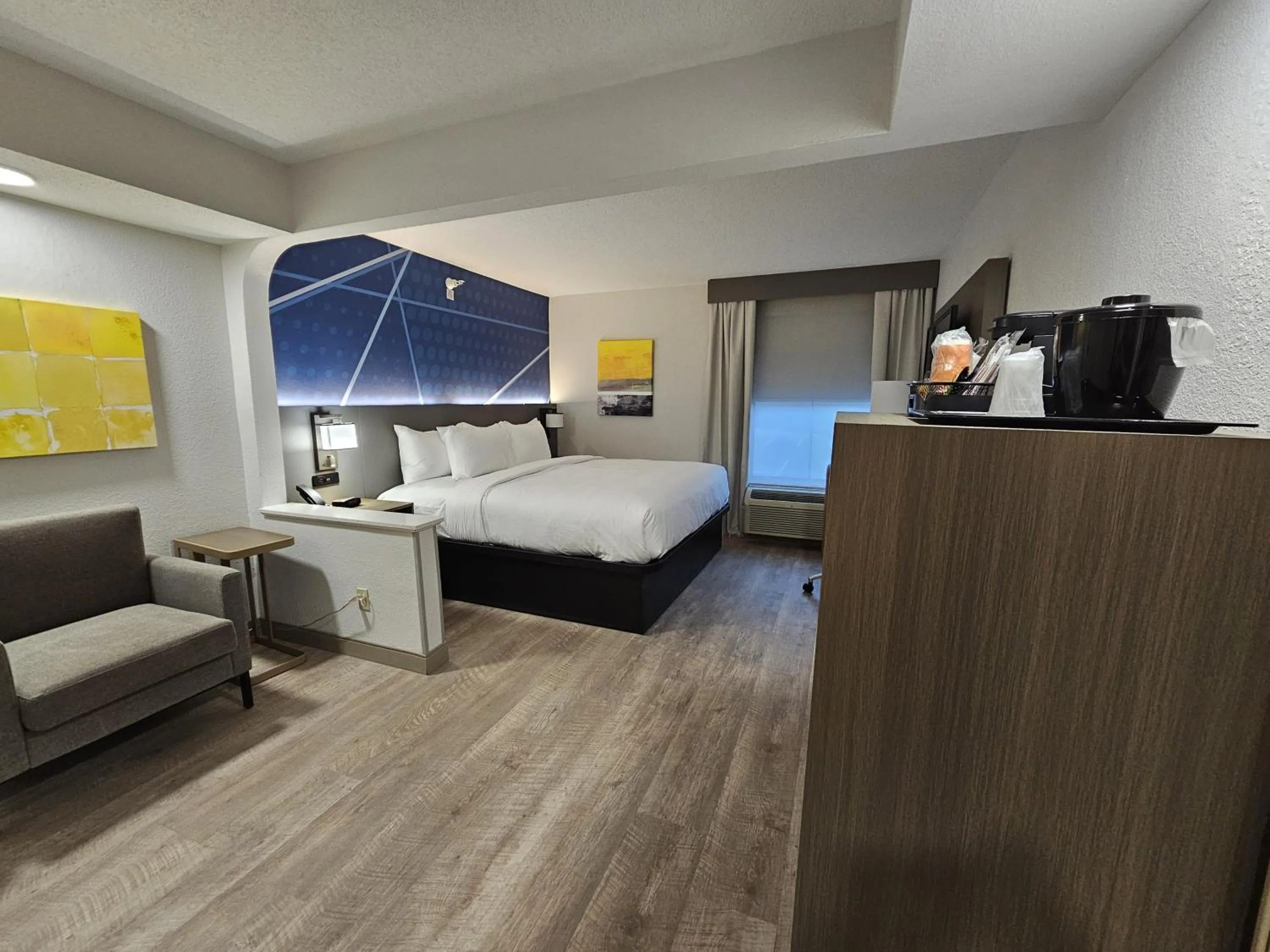 Photo of the whole room, Bed in Comfort Inn & Suites
