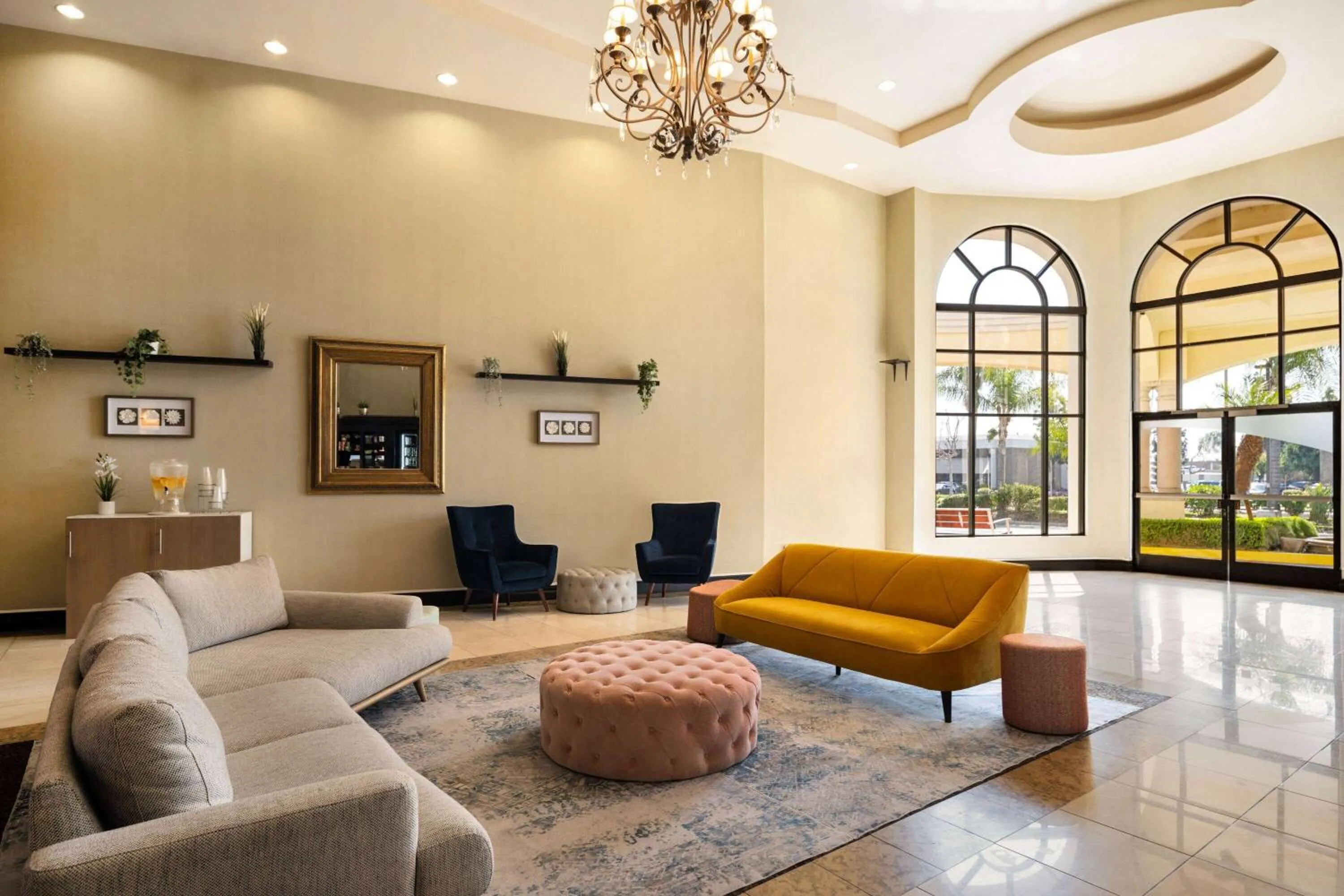 Lobby or reception in Hotel Marguerite South Anaheim - Garden Grove, Trademark Collection by Wyndham