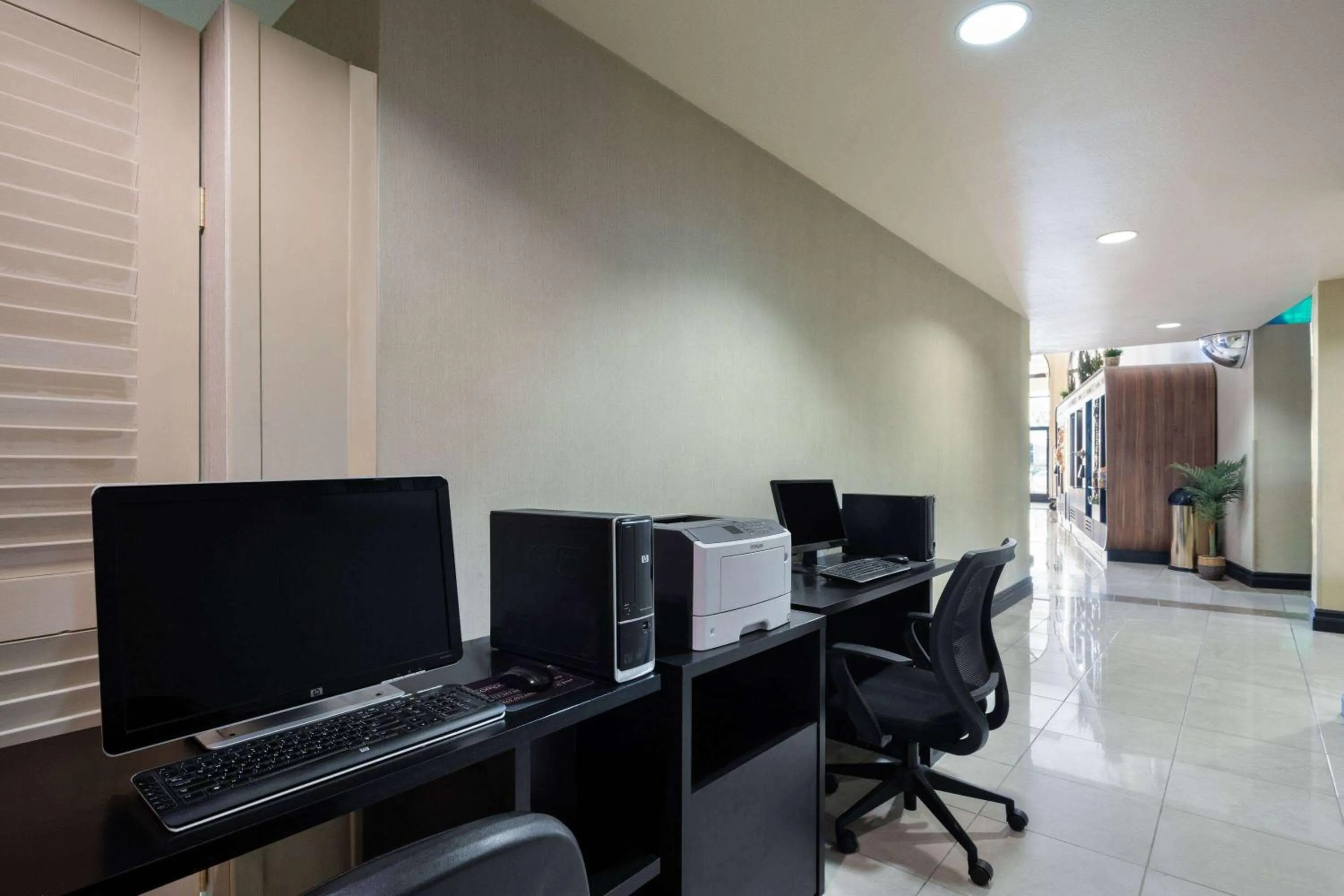 Business facilities in Hotel Marguerite South Anaheim - Garden Grove, Trademark Collection by Wyndham