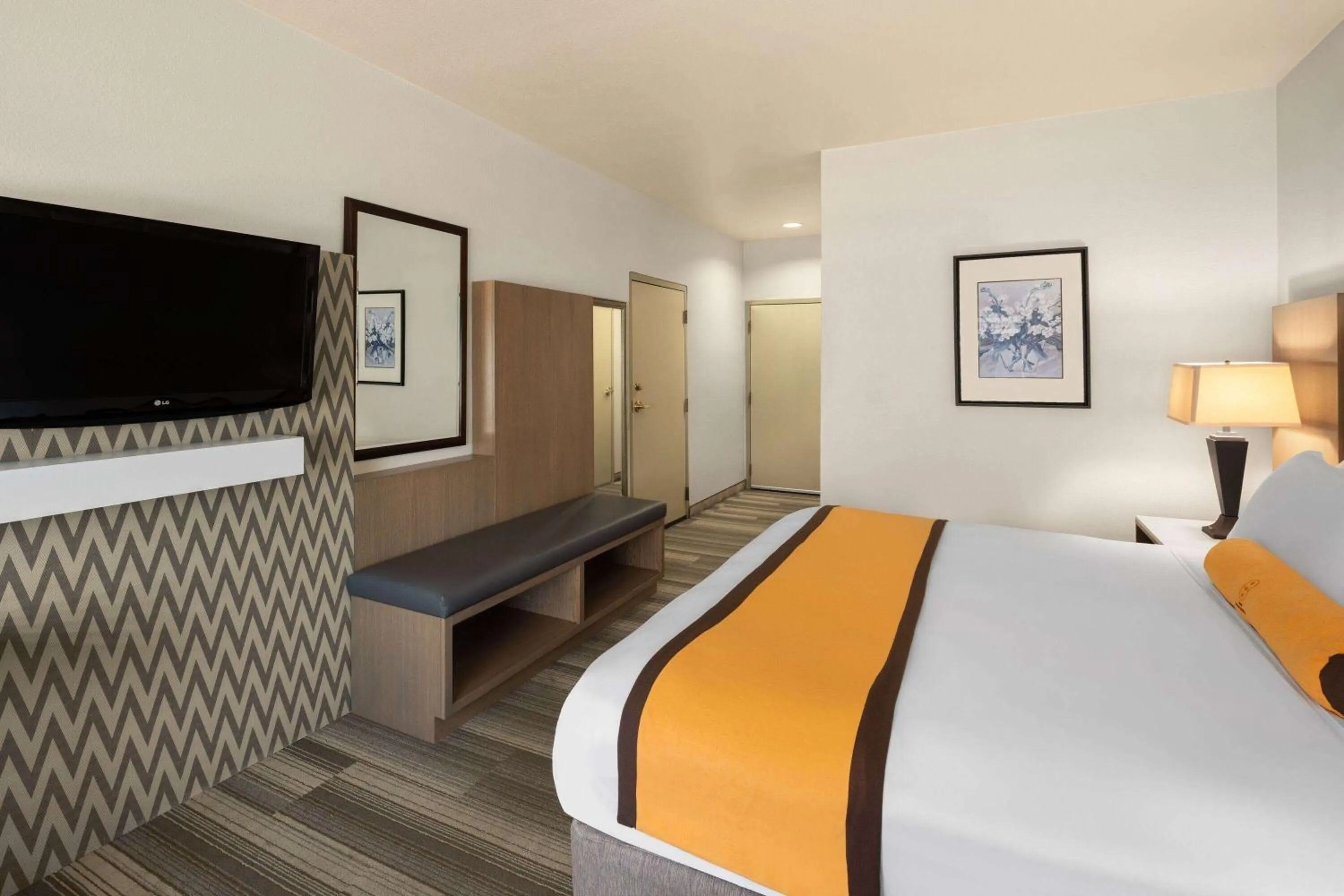 Photo of the whole room, Bed in Hotel Marguerite South Anaheim - Garden Grove, Trademark Collection by Wyndham