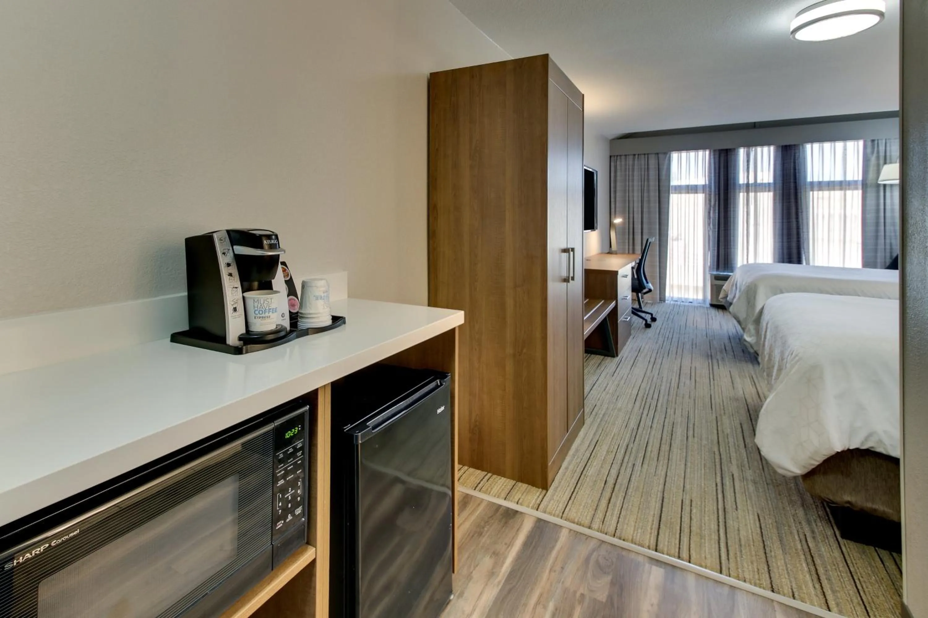 Photo of the whole room, Bed in Holiday Inn Express Hotel & Suites - Atlanta/Emory University Area by IHG