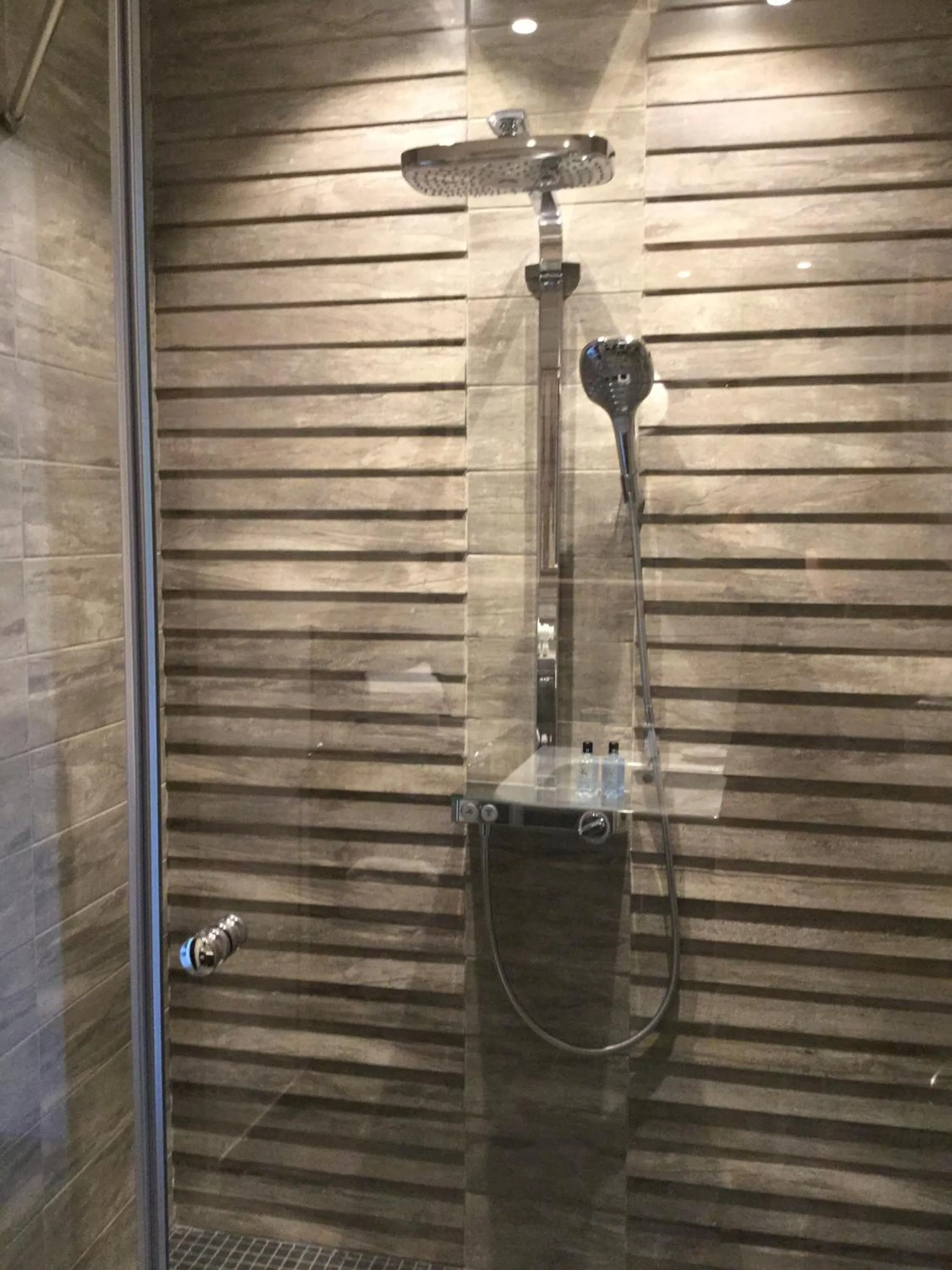 Shower in Boutique Hôtel La Villa MONTESQUIEU