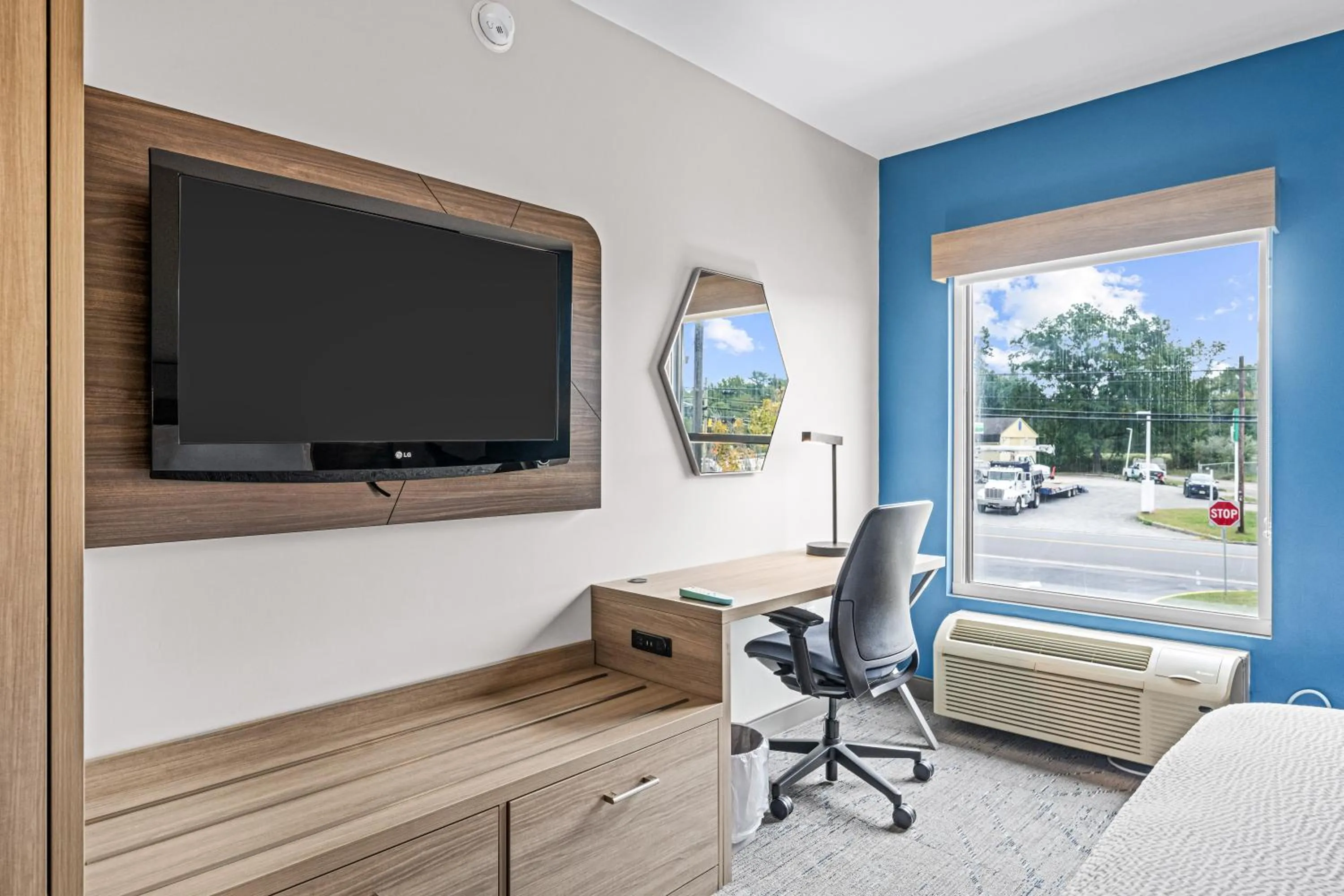 Holiday Inn Express & Suites Carneys Point - Pennsville by IHG