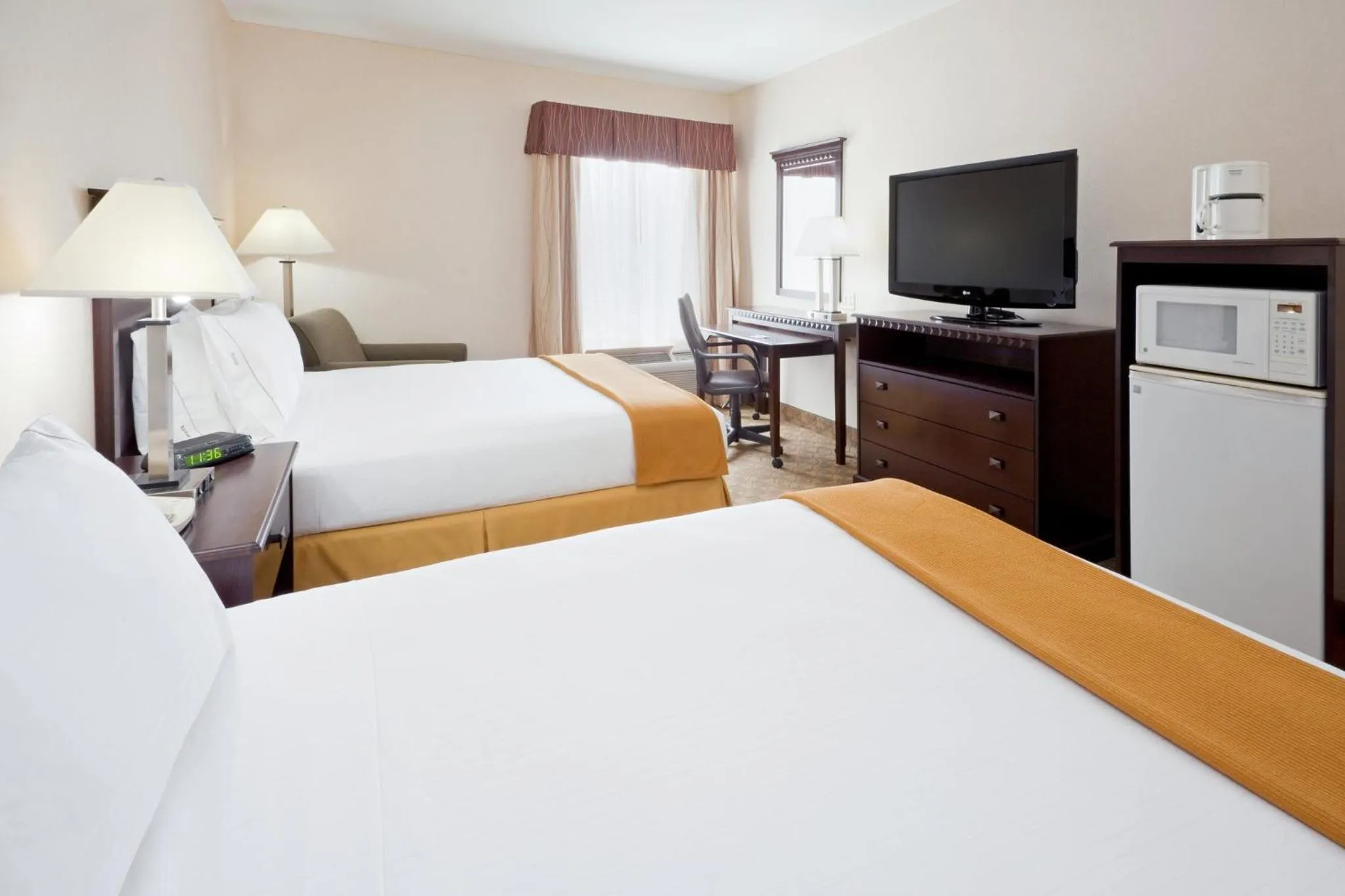 Photo of the whole room, Bed in Holiday Inn Express & Suites Carneys Point - Pennsville by IHG