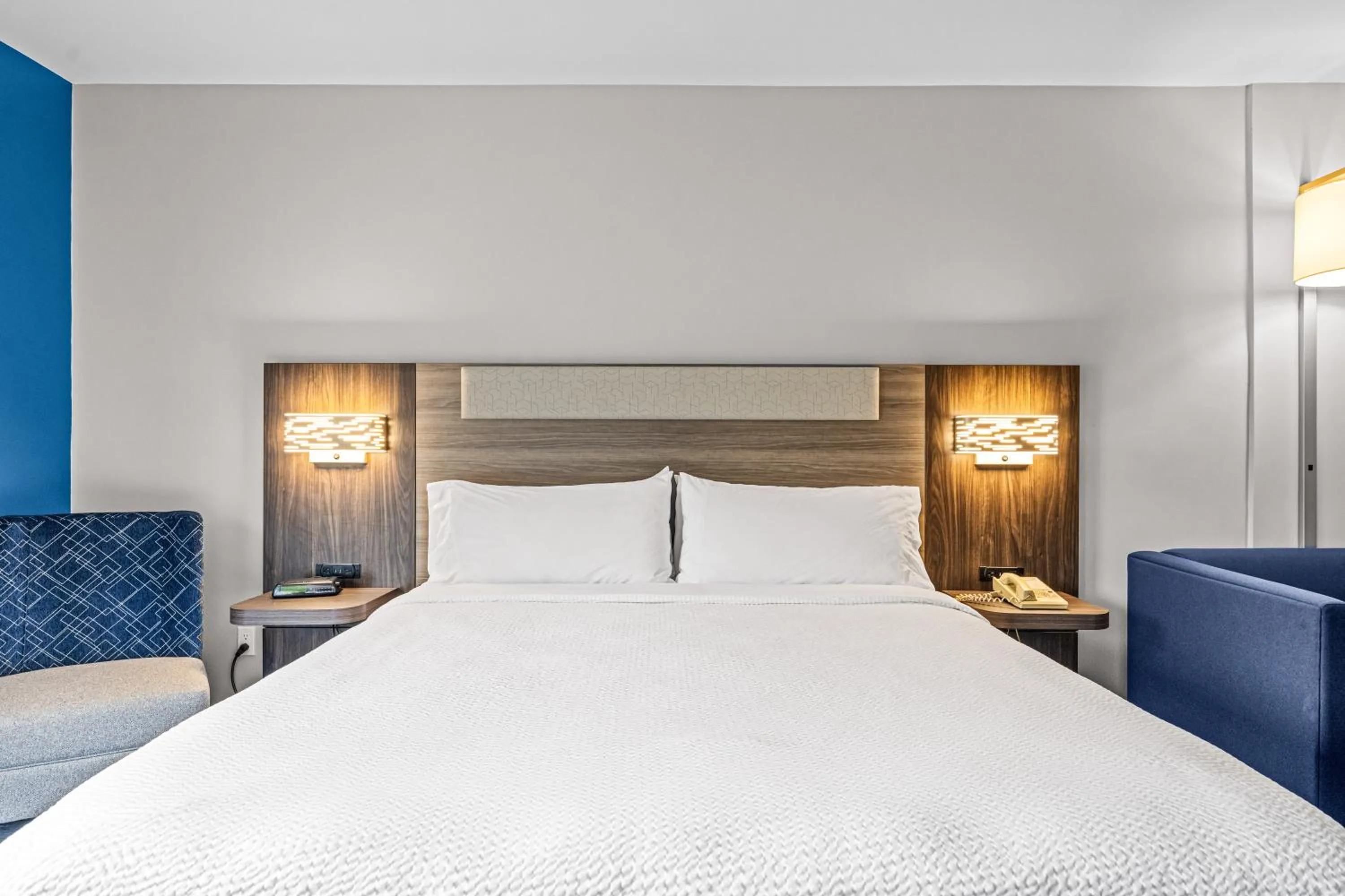 Bed in Holiday Inn Express & Suites Carneys Point - Pennsville by IHG