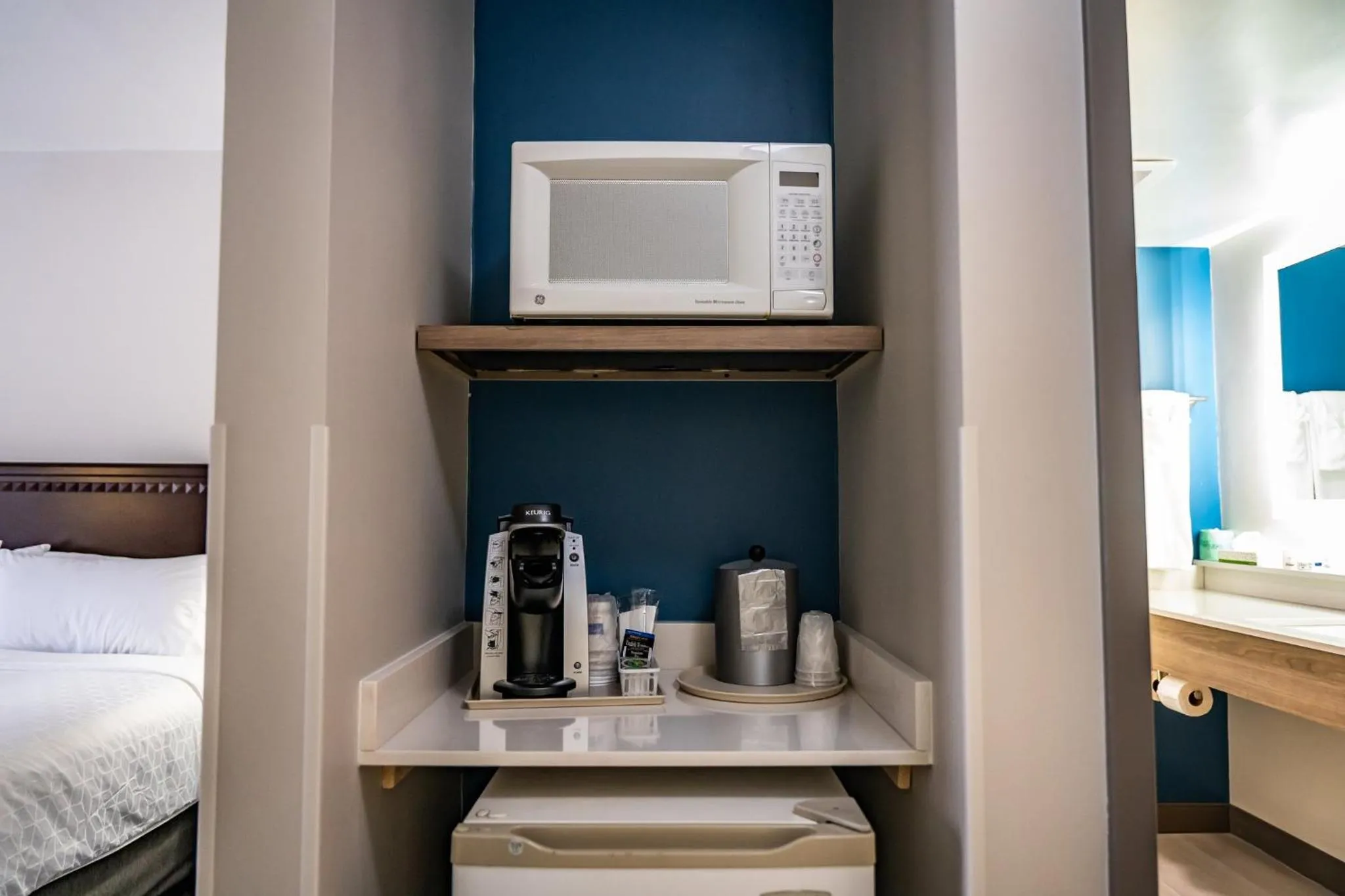 Photo of the whole room, Bed in Holiday Inn Express & Suites Carneys Point - Pennsville by IHG