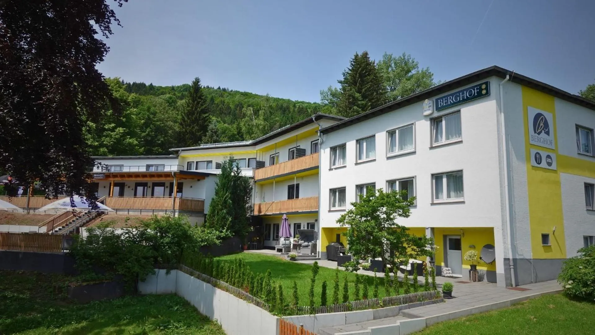 Property building in Hotel Berghof Wasserkuppe & Gästehaus Fuldaquelle