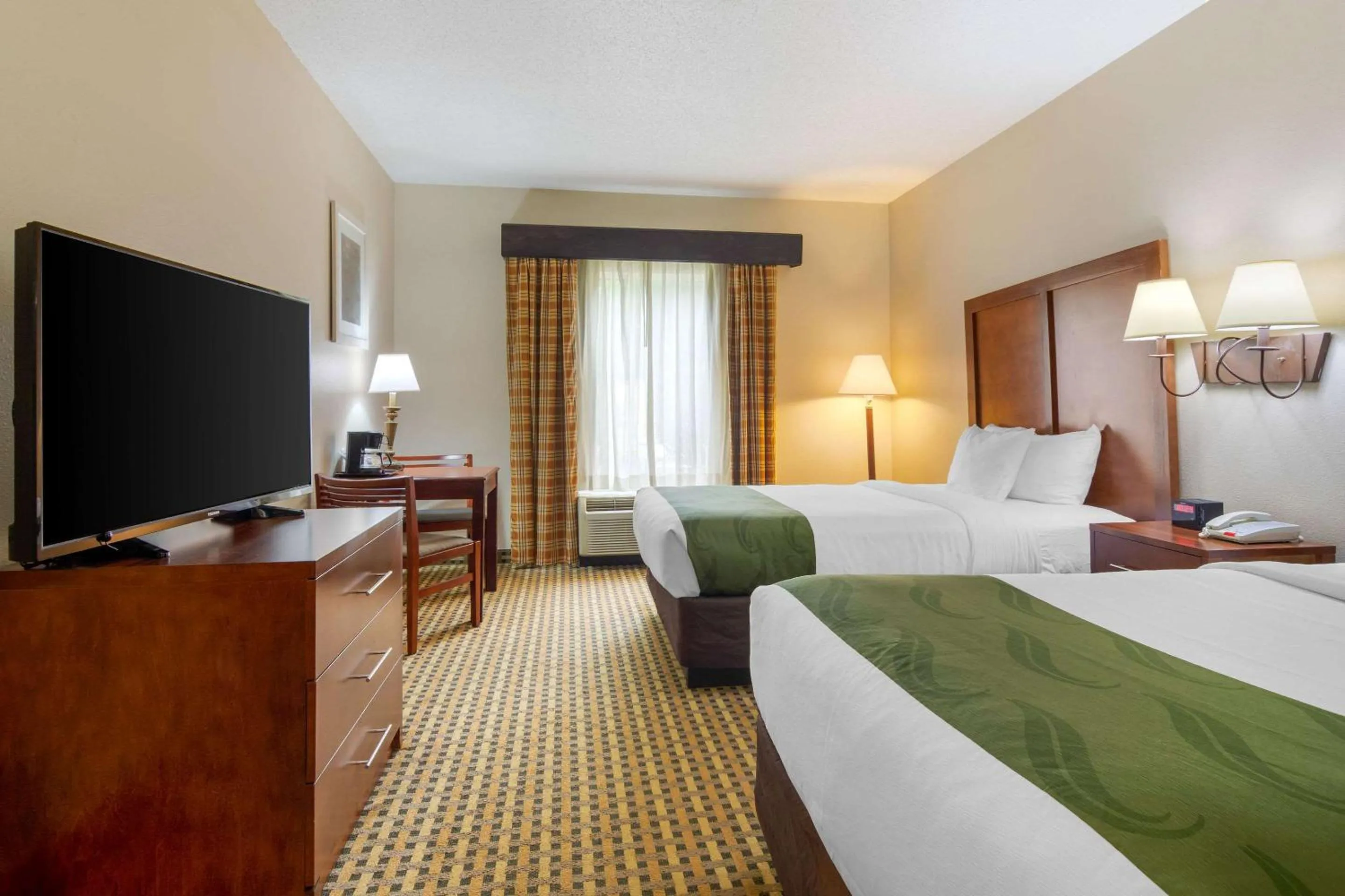 Photo of the whole room, Bed in Quality Inn & Suites Decatur - Atlanta East