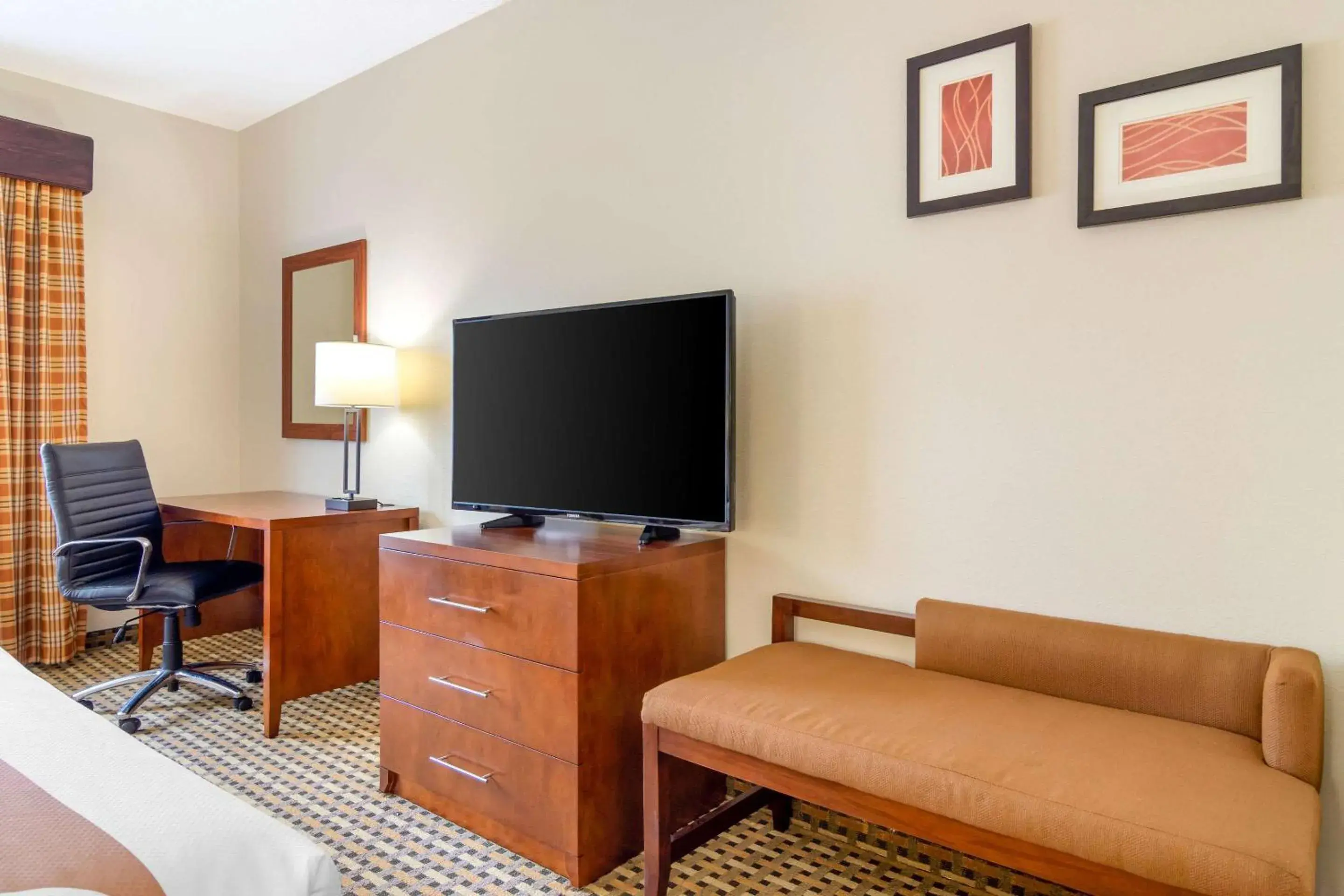 King Suite - Accessible/Non-Smoking in Quality Inn & Suites Decatur - Atlanta East King Suite - Accessible/Non-Smoking in Quality Inn & Suites Decatur - Atlanta East