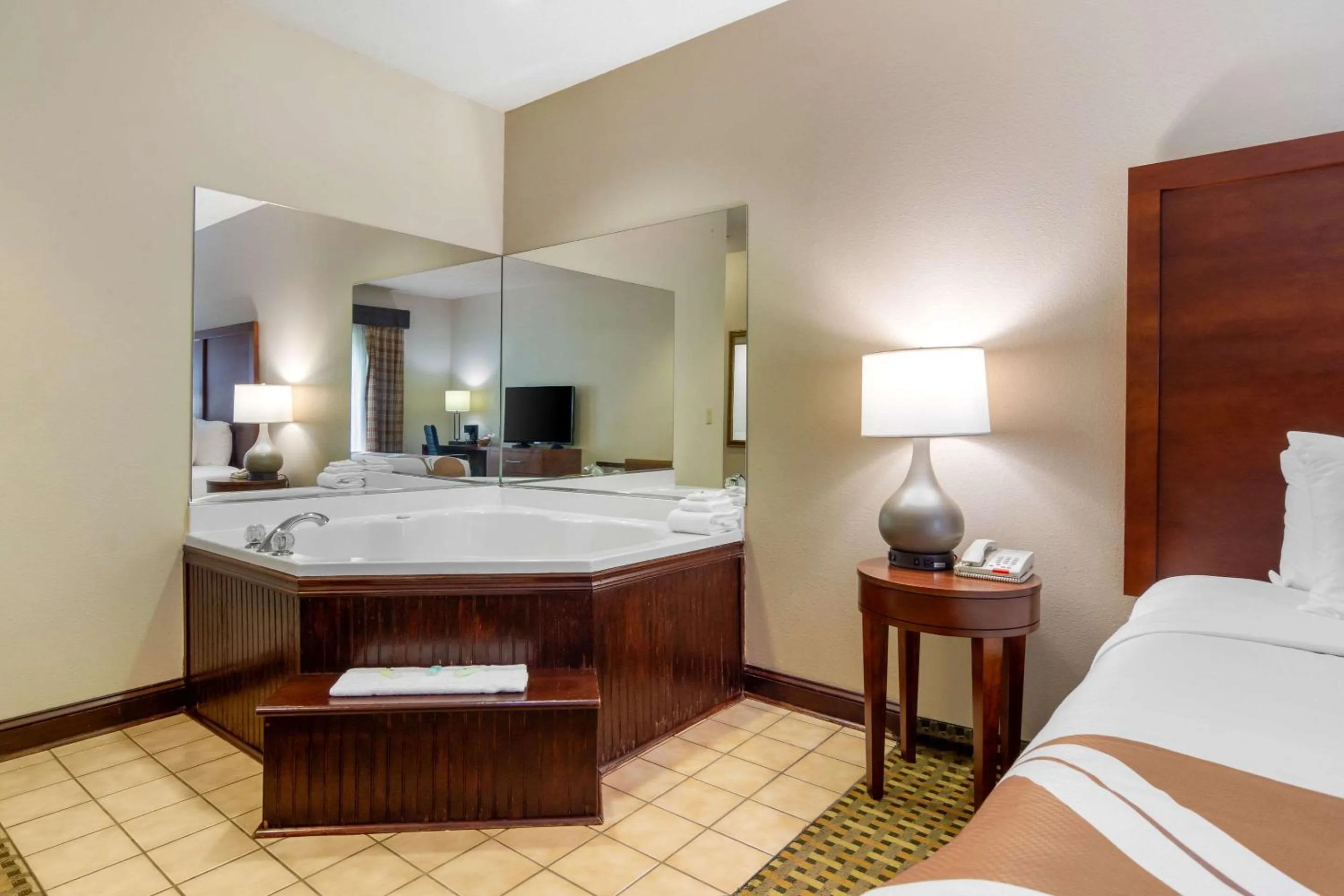Photo of the whole room, Bed in Quality Inn & Suites Decatur - Atlanta East