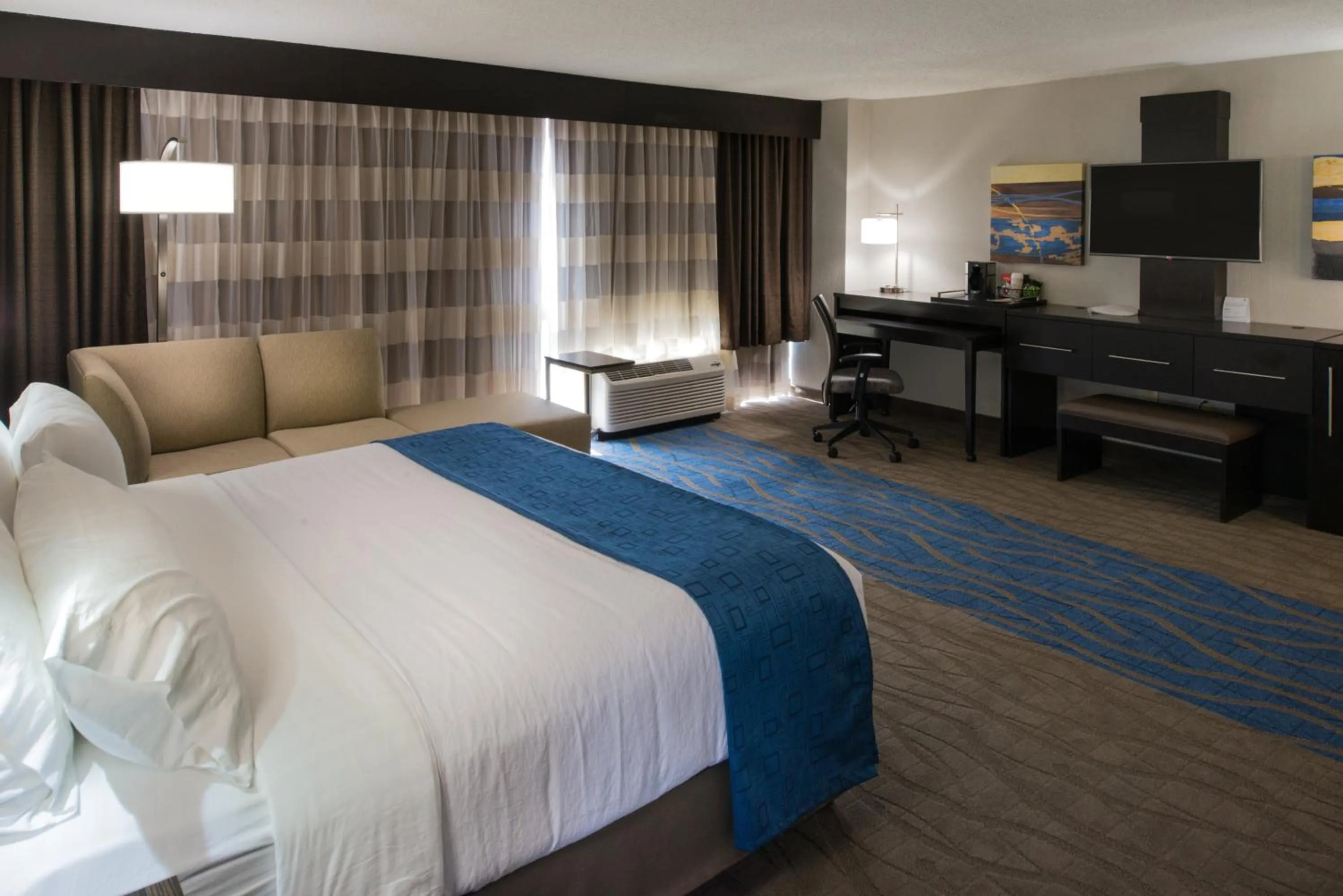 Photo of the whole room, Bed in Radisson Hotel St Louis Downtown Convention Center