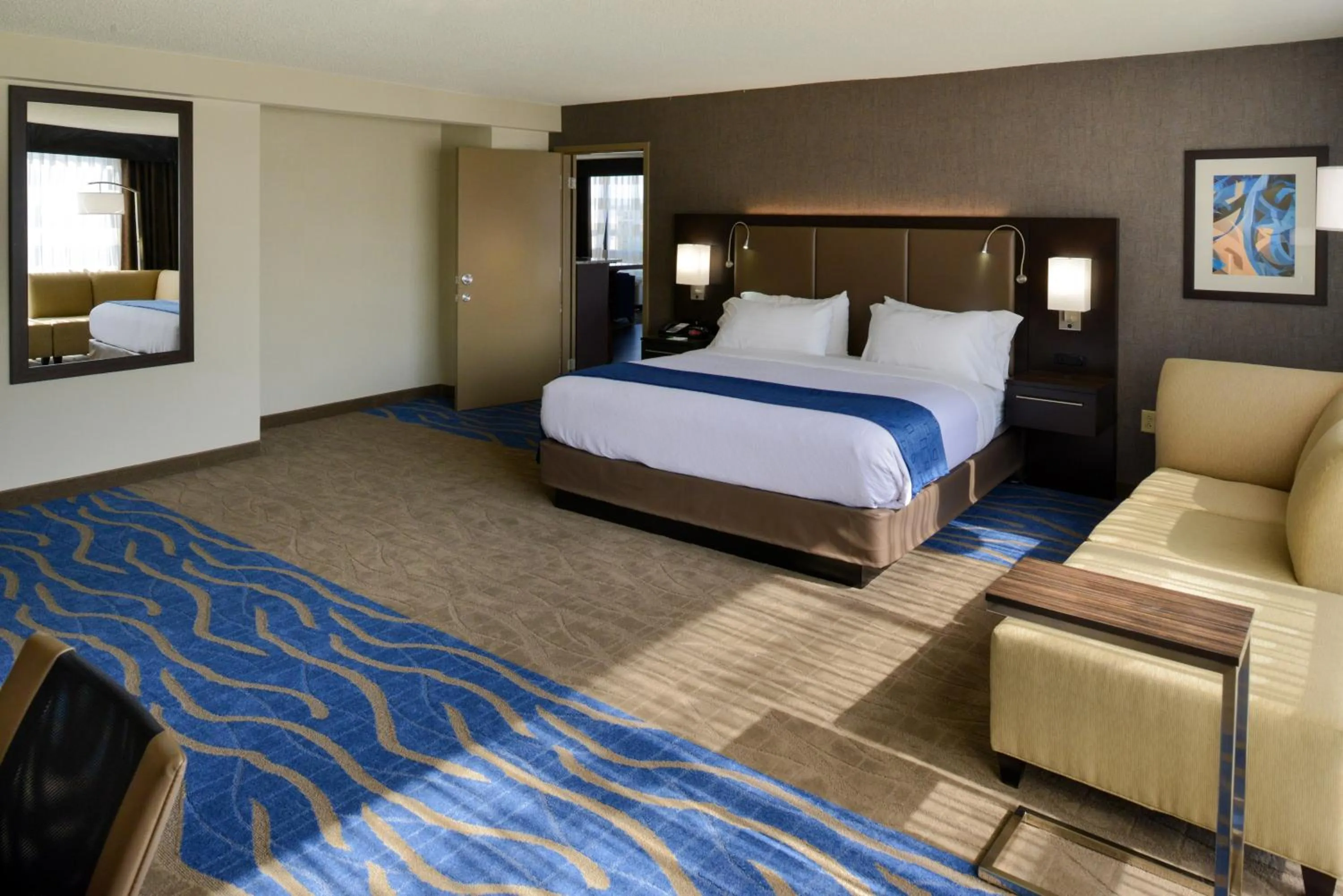 Photo of the whole room, Bed in Radisson Hotel St Louis Downtown Convention Center